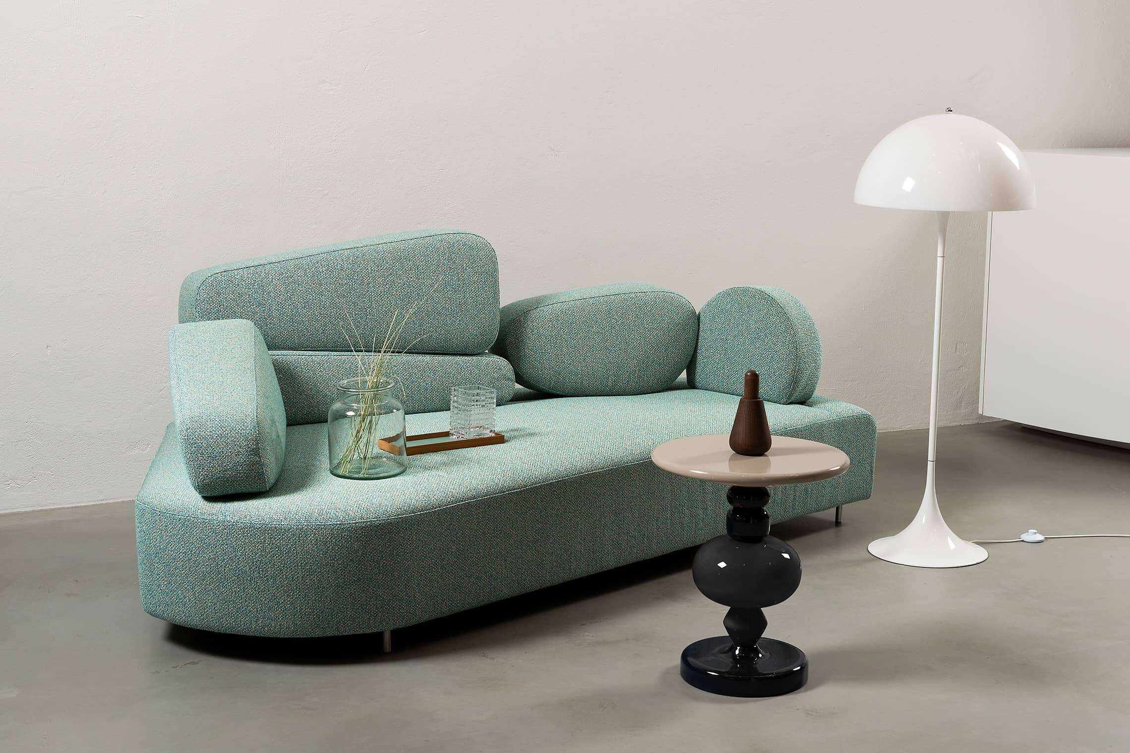 Asymmetrisches Sofa in Mintgrün mit runder Form und skulpturaler Polsterung  