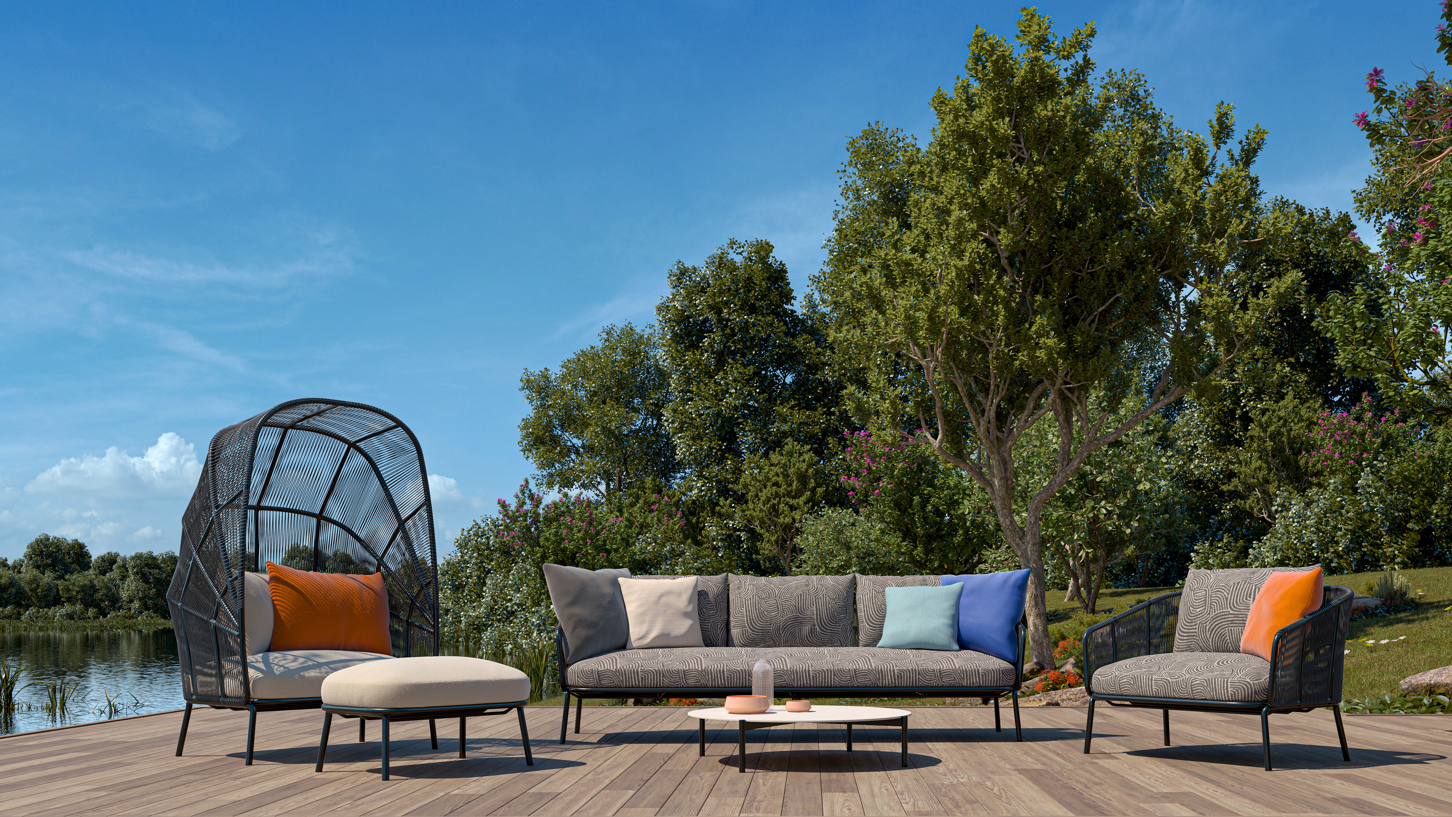 Outdoor-Sitzgruppe mit Netzbespannung und gemusterten Kissen auf Holzterrasse