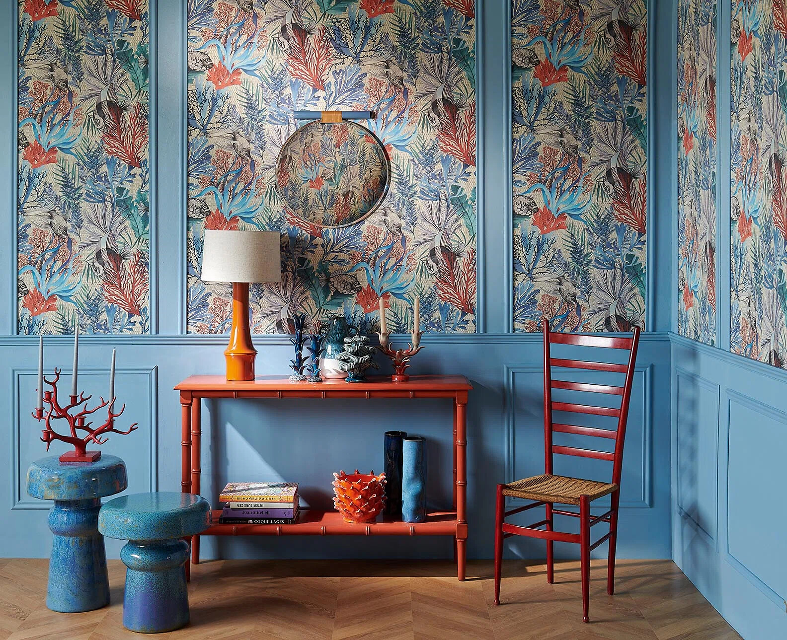 Wandbespannung mit tropischem Pflanzenmotiv in Rot, Blau und Beige  