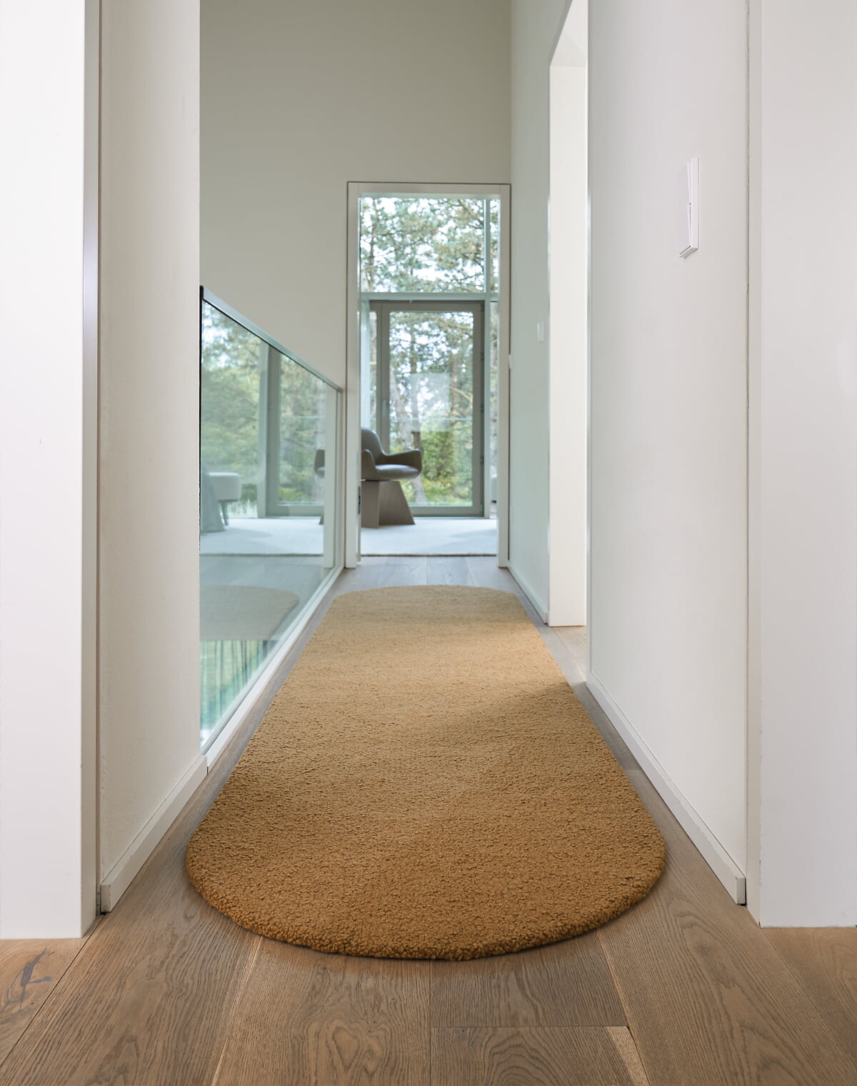 Ockerfarbener Teppichläufer mit abgerundeten Enden im Flur mit Holzfußboden