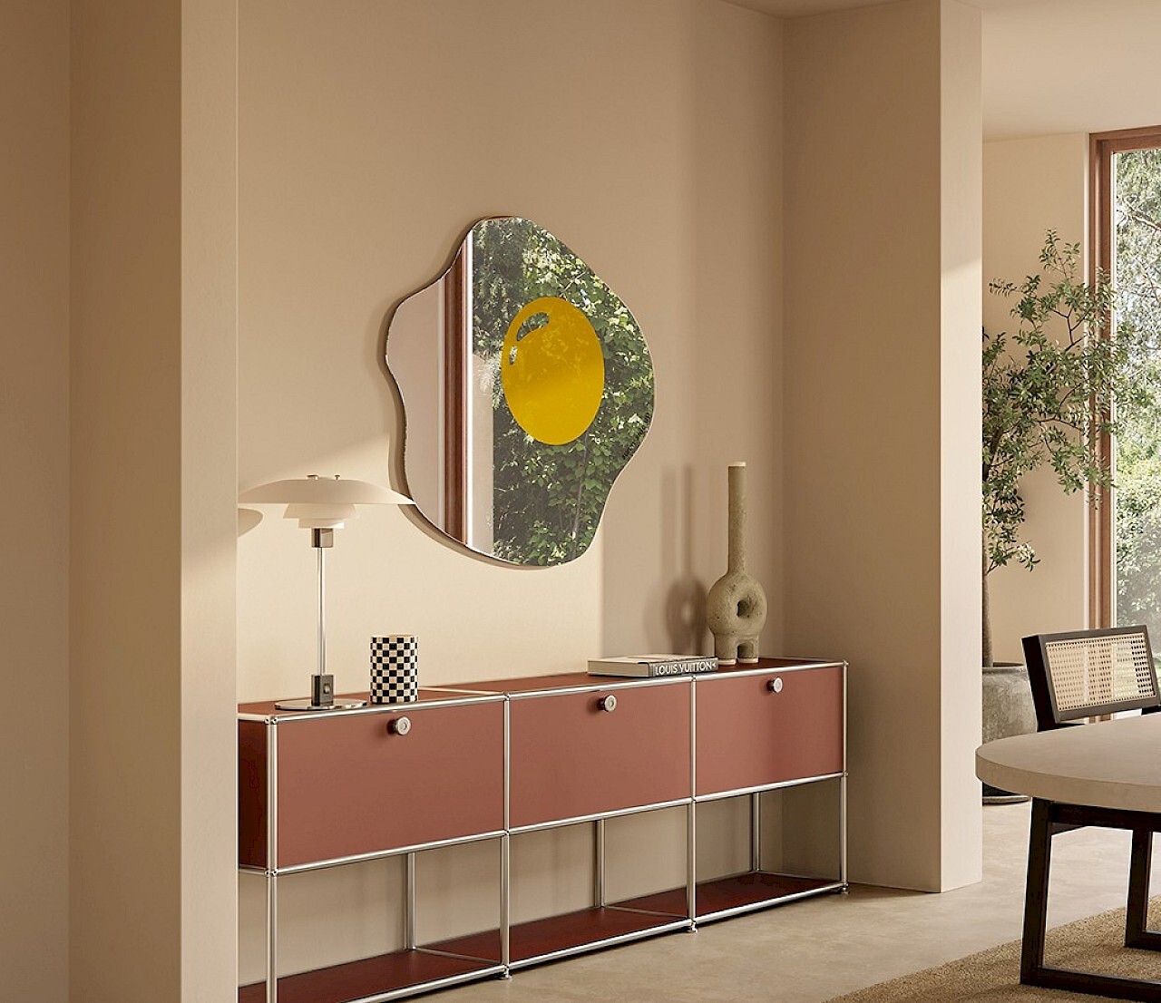 Organisch geformter Wandspiegel mit gelbem Akzent über Sideboard in modernem Interieur