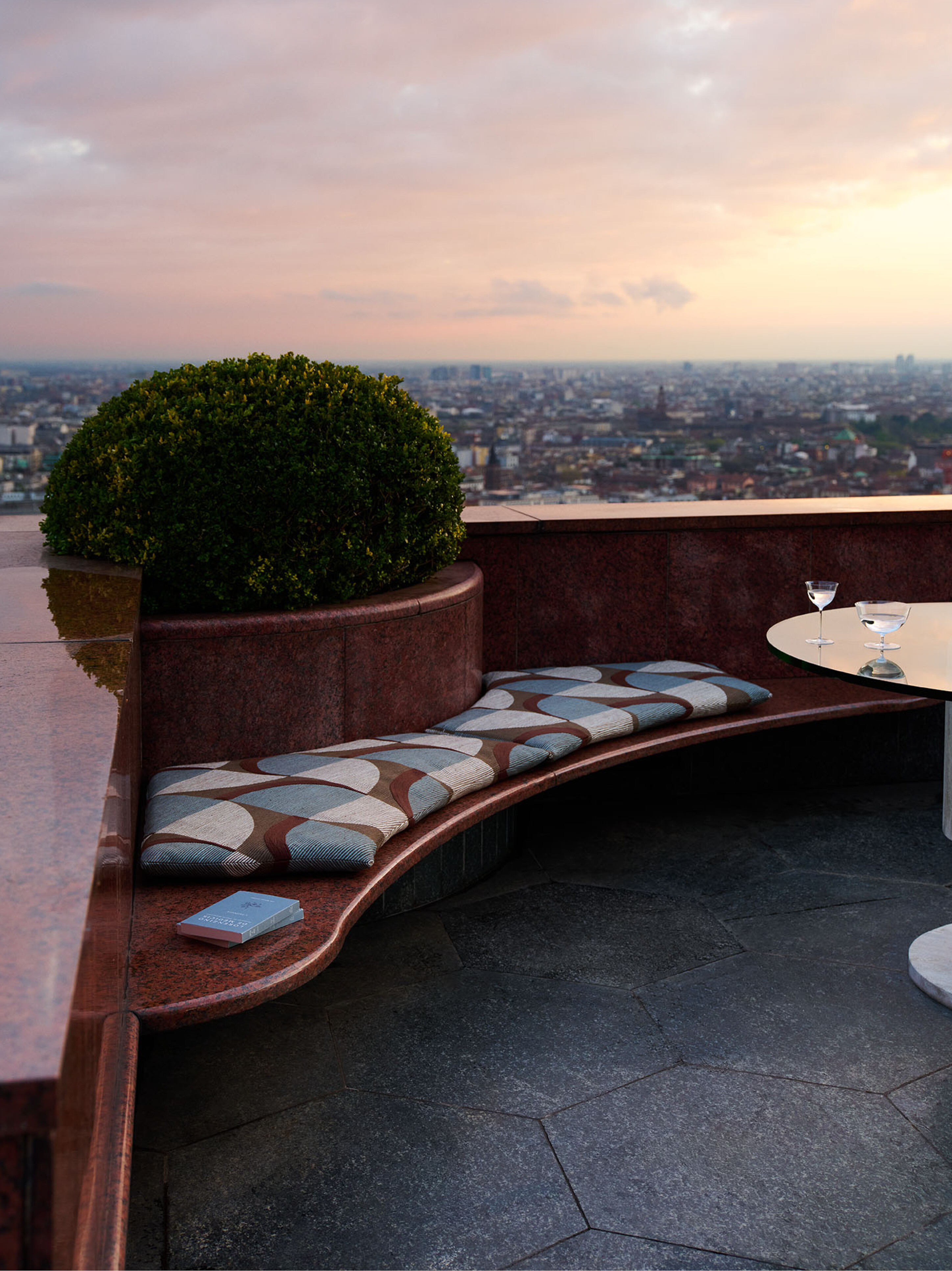 Gepolsterte Sitzbank, grafisch gemustert