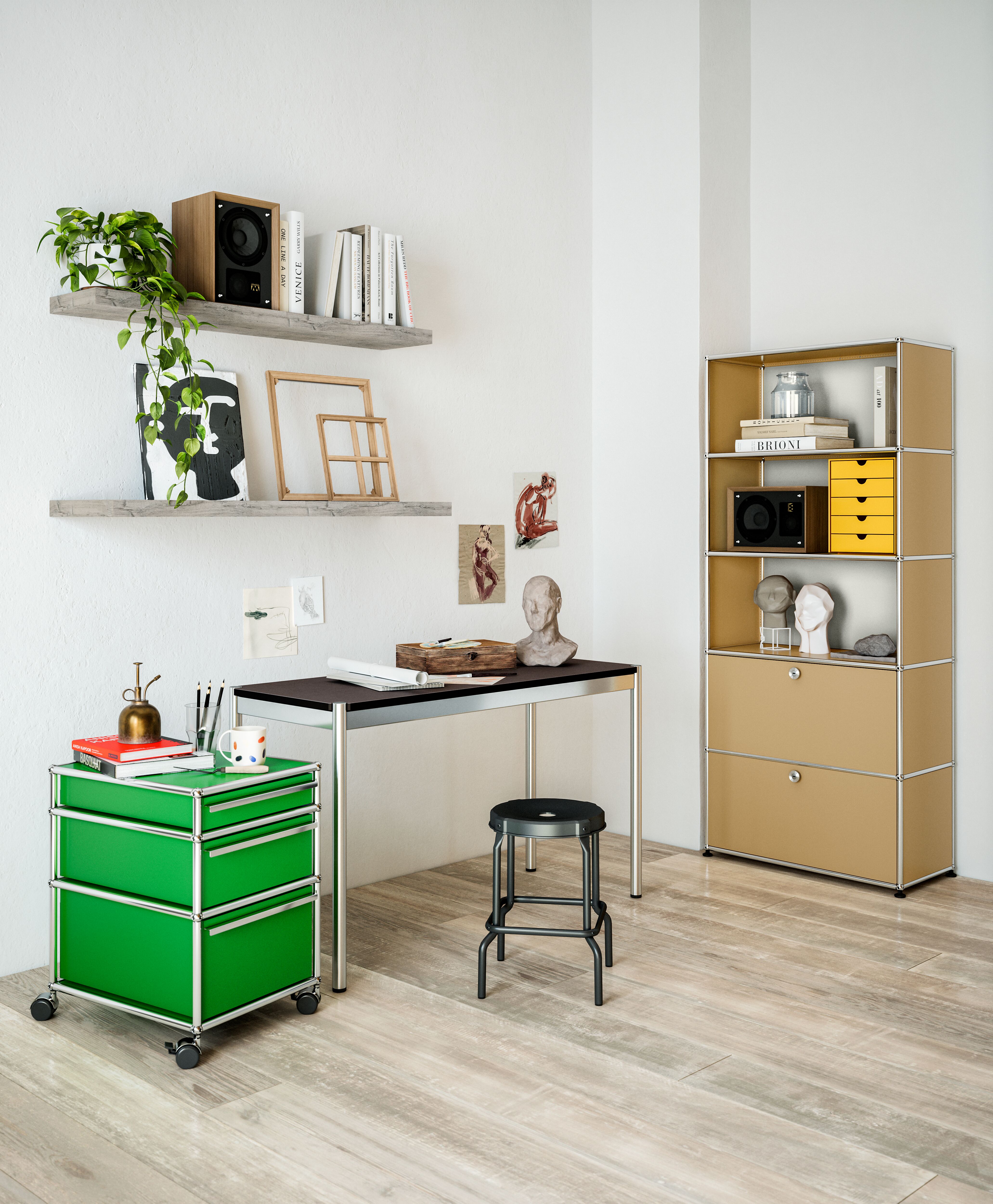 USM Haller Möbel in Grün und Beige als Stauraum und Arbeitsplatzlösung im Homeoffice  