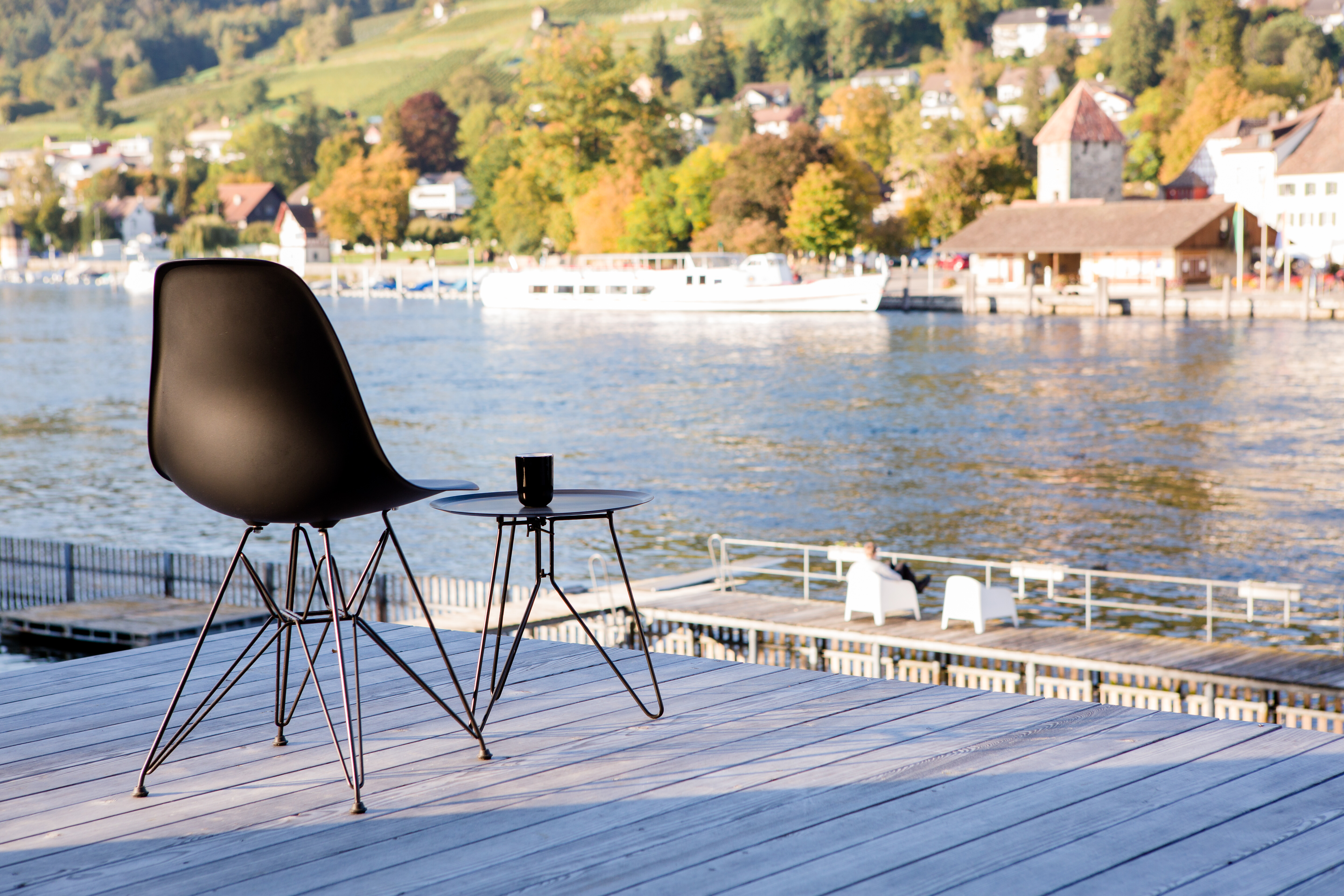 Der DSR Charles & Ray Eames Chair von Vitra lädt auf die Terrasse mit Rheinblick zum Verweilen ein.