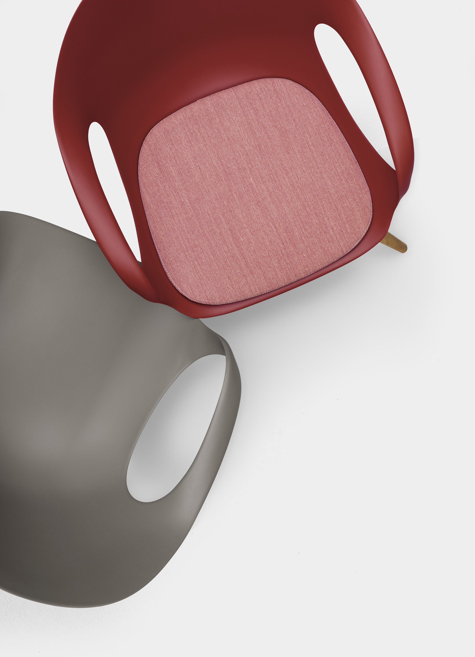 Zwei Elephant Stühle von oben: ein roter mit Sitzpolster, ein grauer ohne Polster  