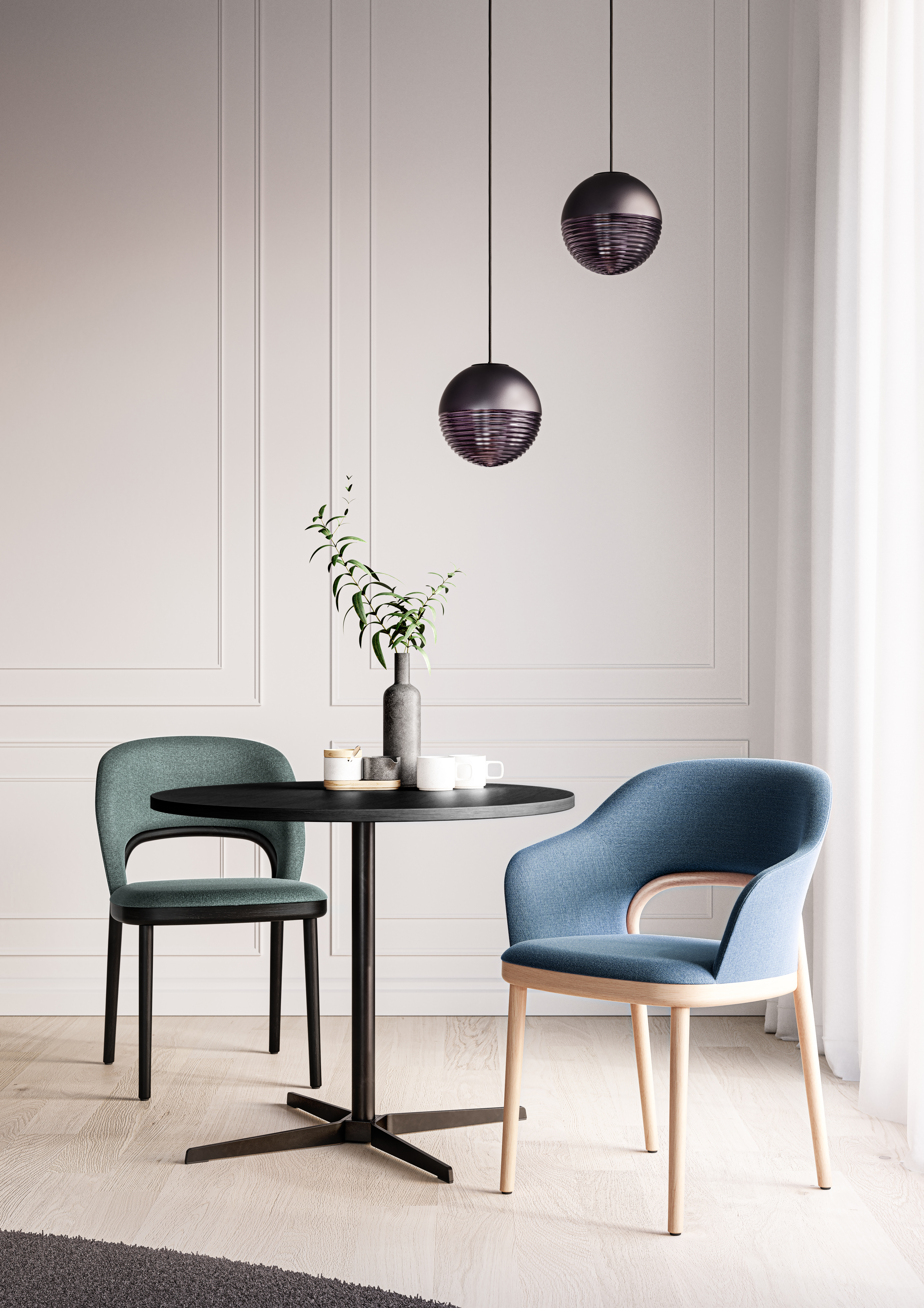 Zwei gepolsterte Stühle mit runder Tischplatte und Vase in einem hellen, modernen Raum