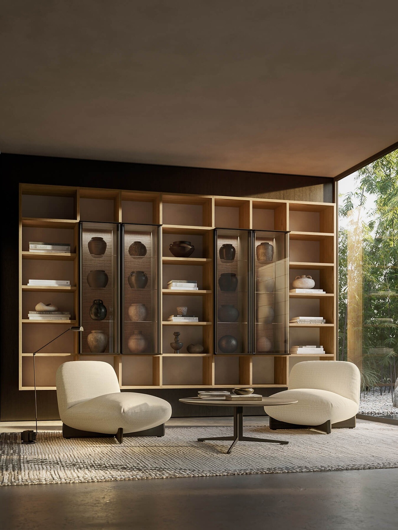 Zwei Lounge-Sessel vor offener Regalwand mit integrierter Beleuchtung und Sammlerstücken