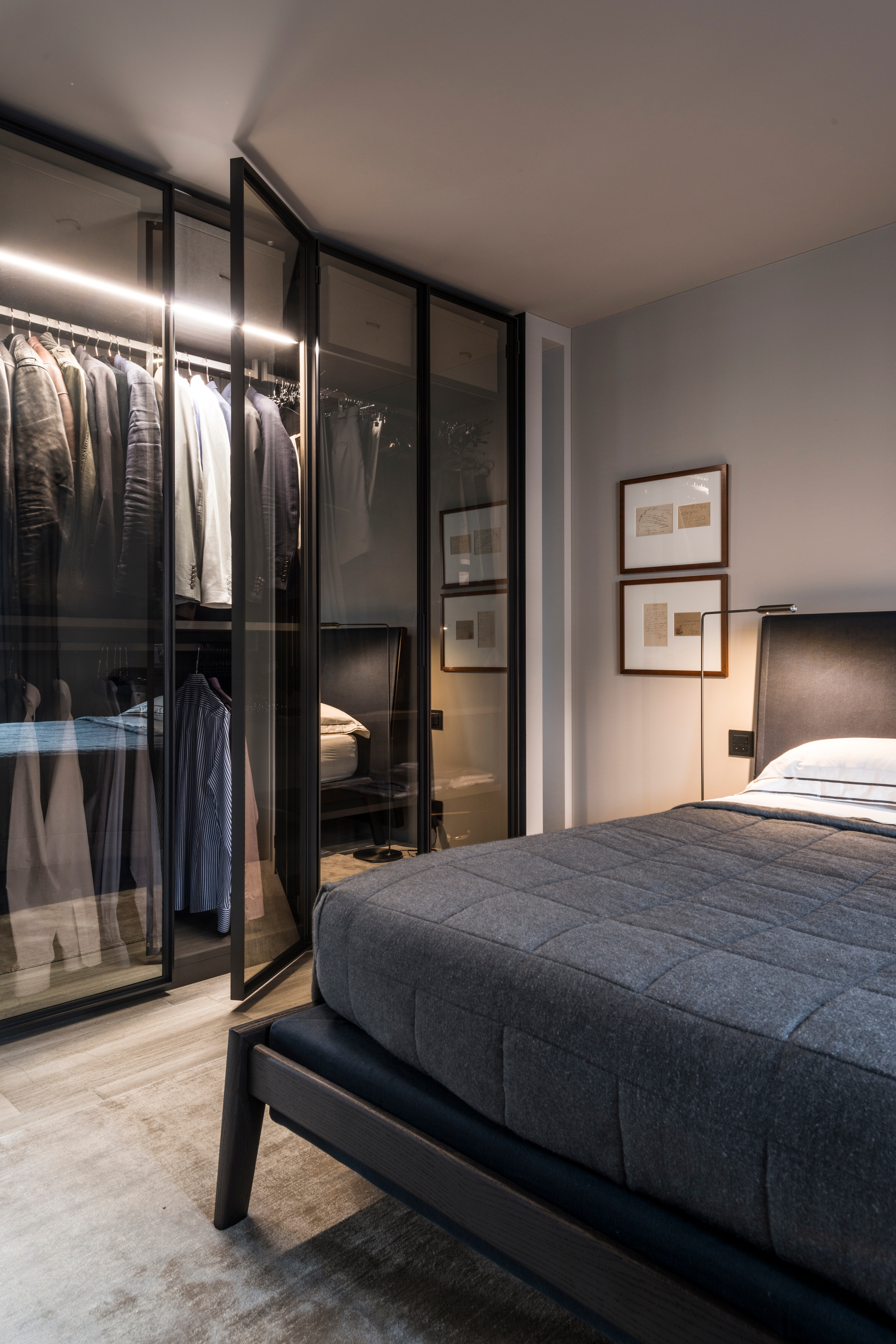 Beleuchteter Kleiderschrank Storage IRON von Porro, Stehleuchte Flo Lounge von Lumina, Design Foster & Partner.