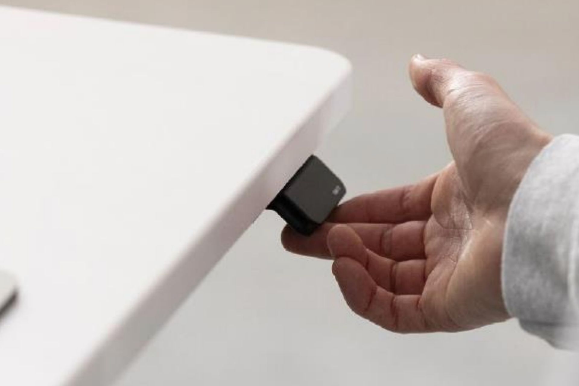 Bedienelement mit Tastensperre von dem Tyde 2 Home Desk Schreibtisch von Vitra