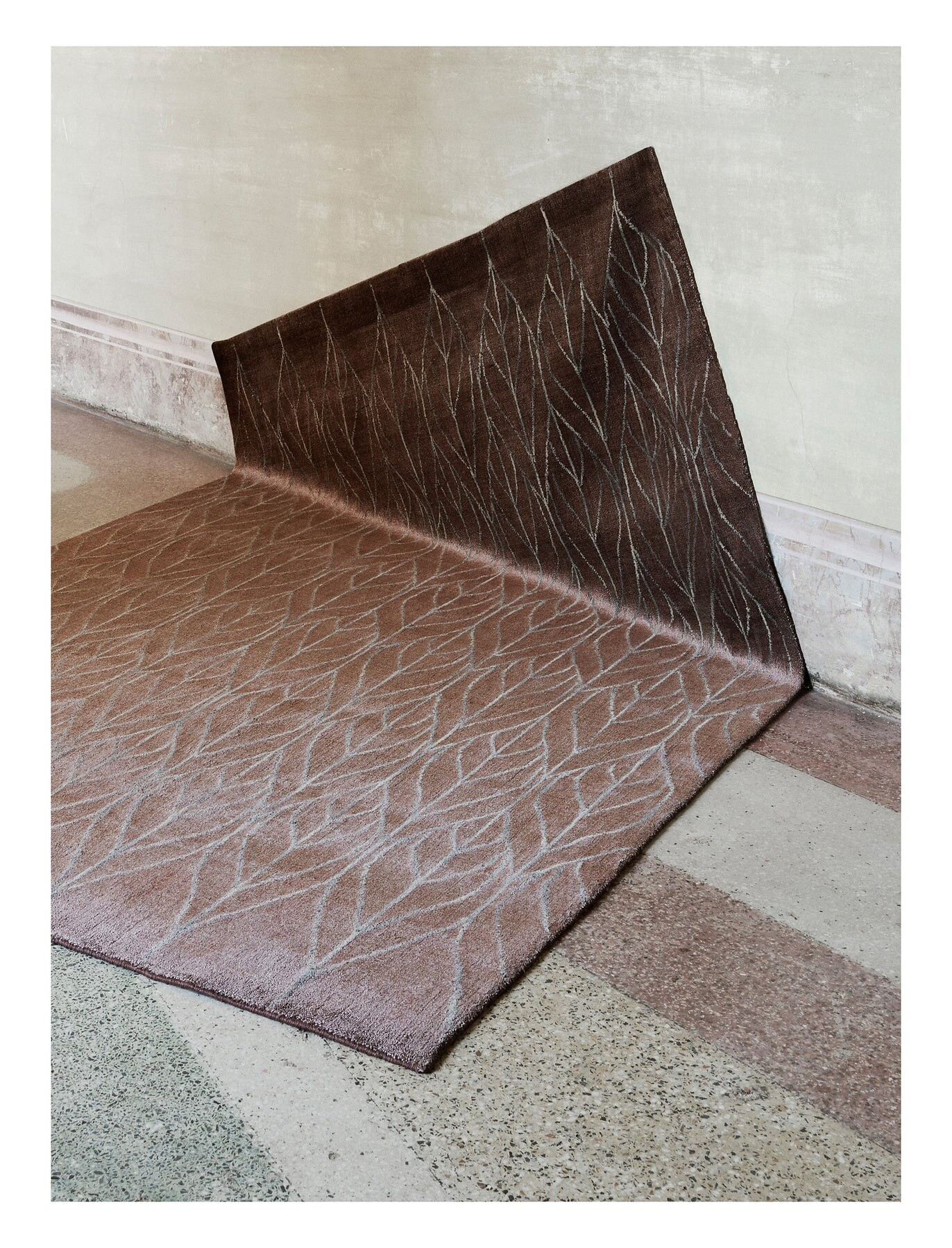 Teppich mit grafischem Blättermuster in Braun- und Graunuancen