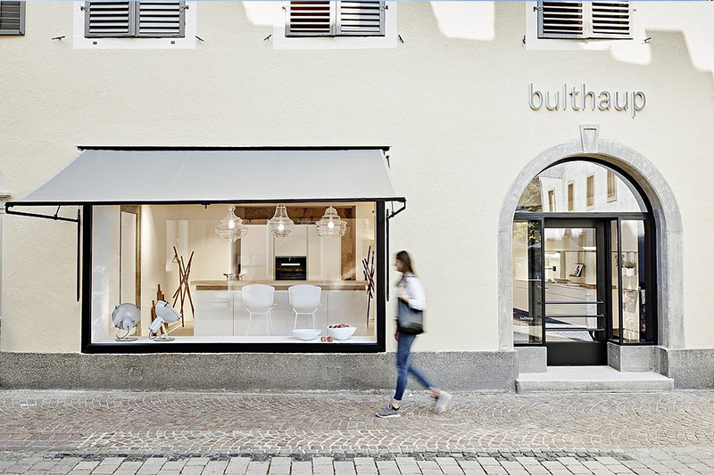 Außenansicht des bulthaup am see Showrooms in Konstanz mit großem Schaufenster und Kücheninszenierung