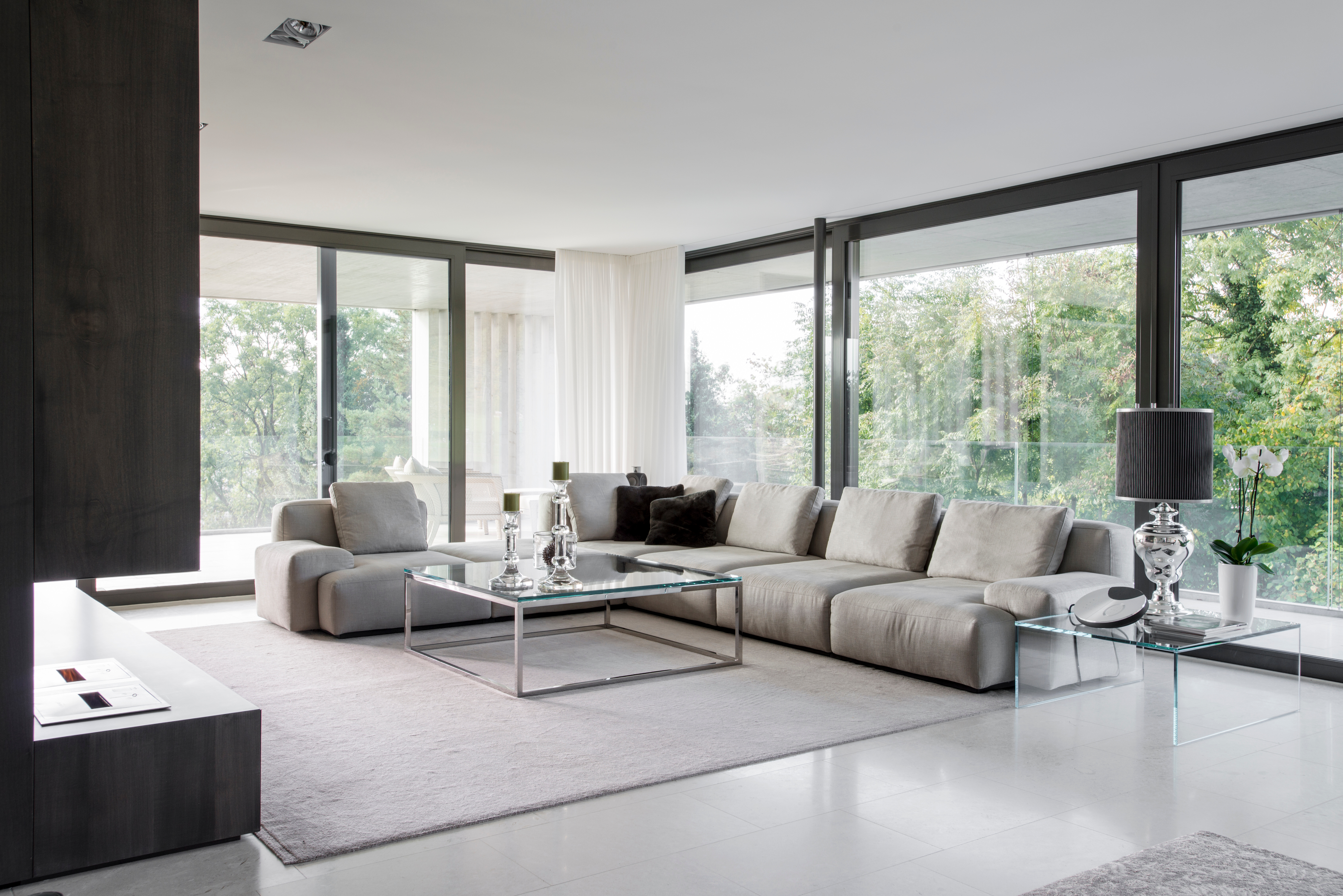 Vom Sofa Mex Cube von Cassina können die Hausbewohner den Blick auf den offenen Kamin genießen.