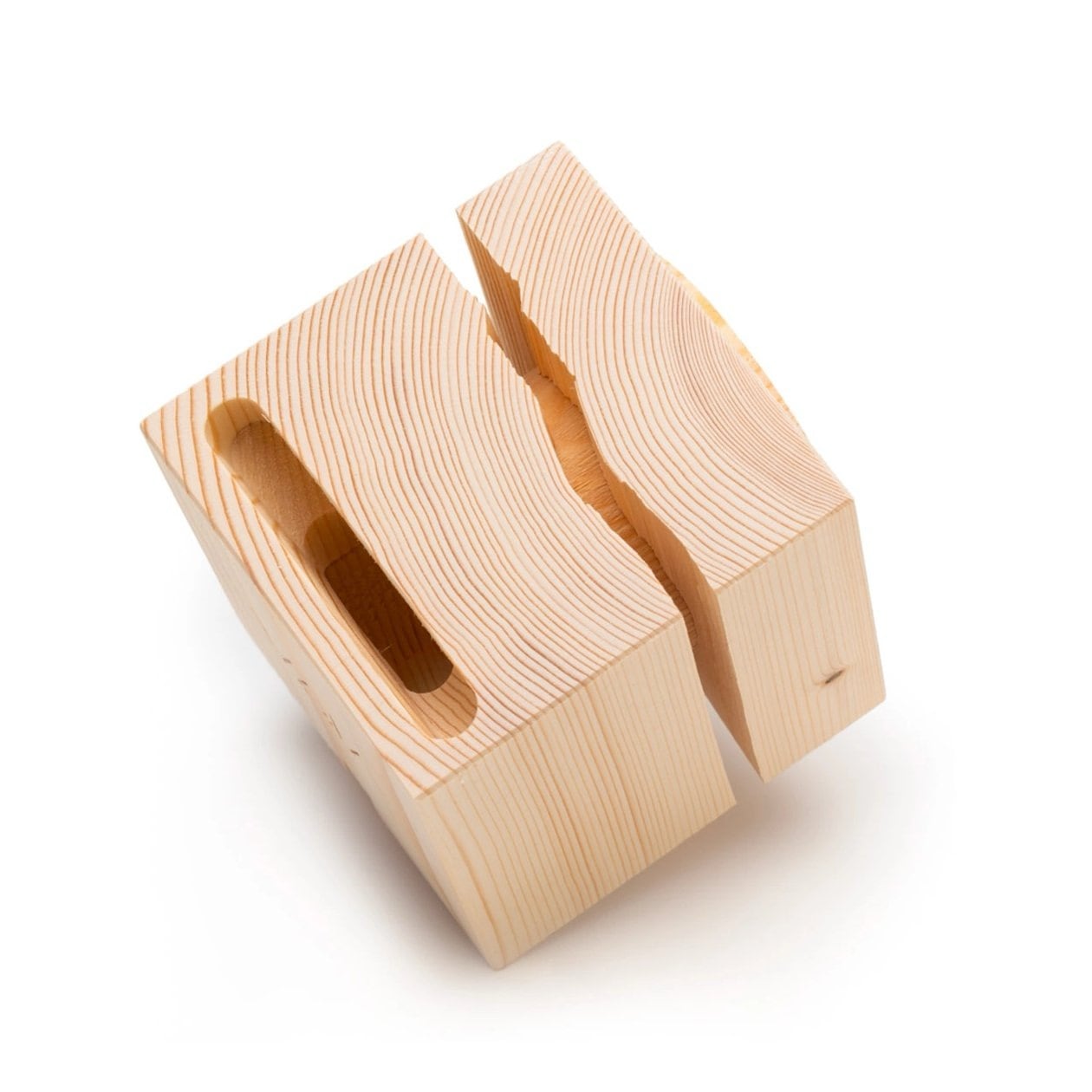 Lautsprecher Cube von Vaia, der aus dem Holz von Bäumen, die vom Sturm Vaia (Dolomiten, 2018) gefällt wurden, hergestellt wird. 