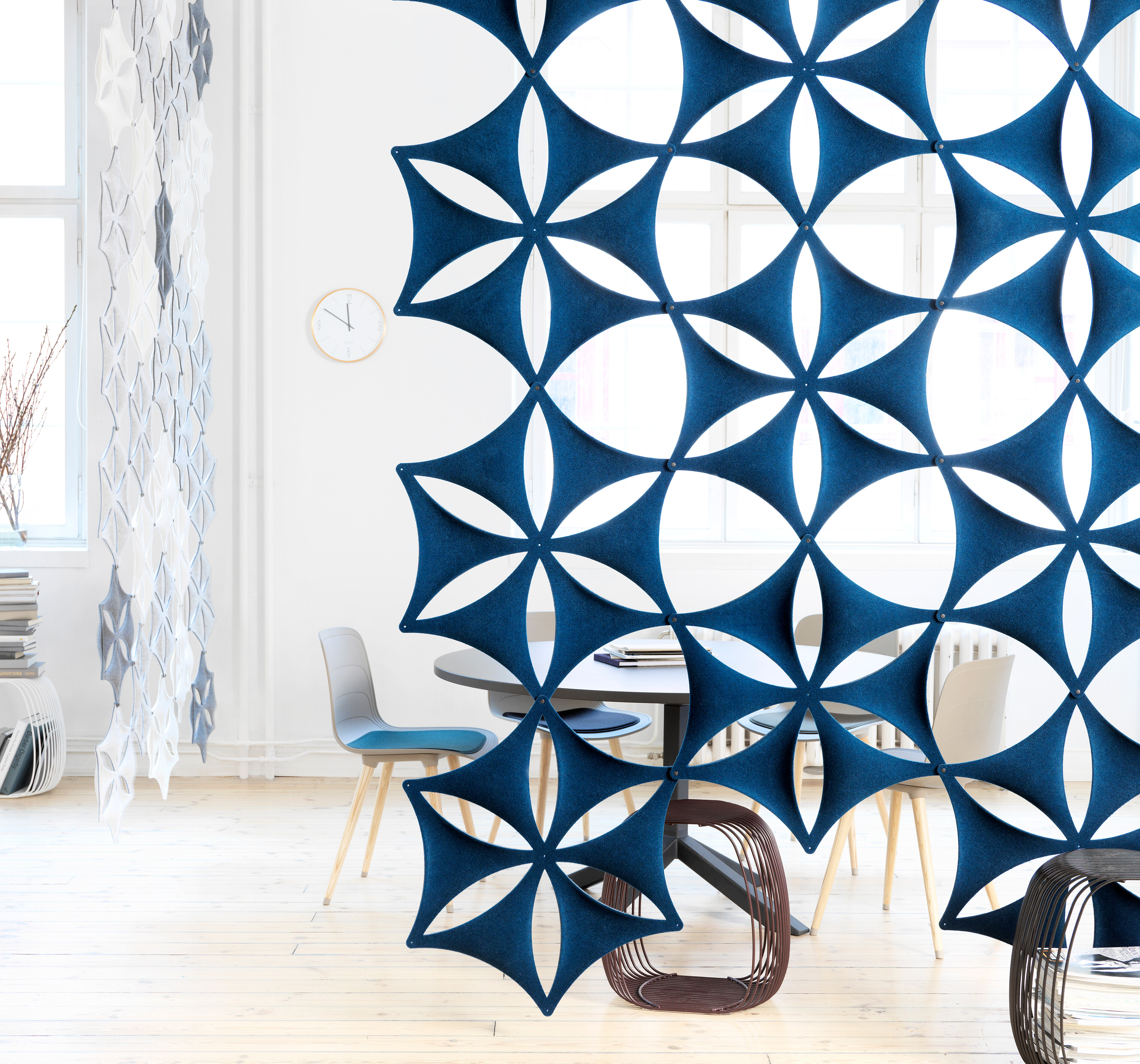 Detailaufnahme eines Akustikvorhangs von Abstracta mit geometrischem Muster in Blau