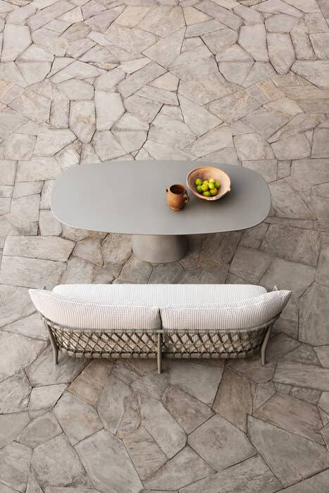Sofa Erica von B&B Italia mit ovalem Tisch auf großformatigem Natursteinboden von oben fotografiert  