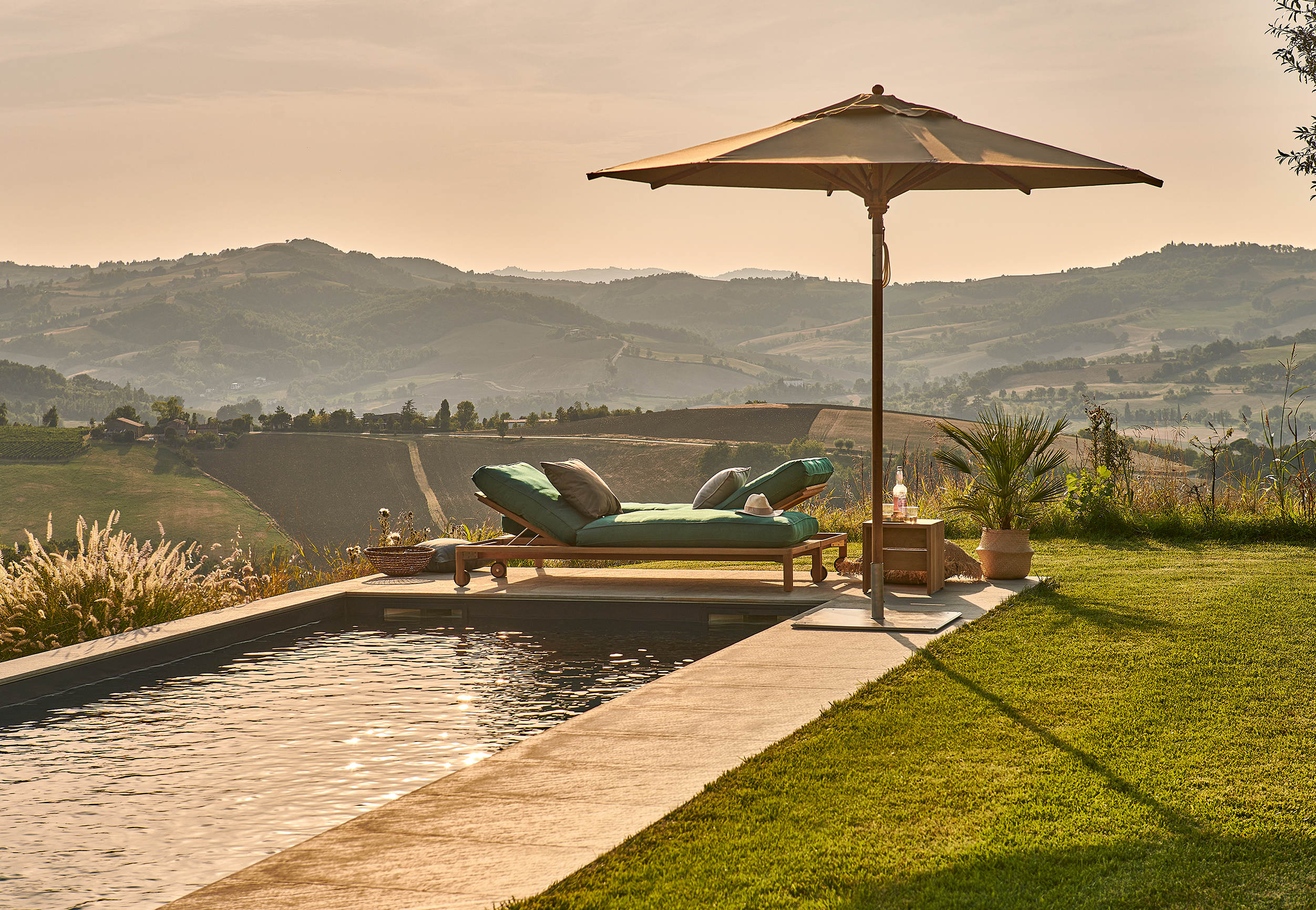 Teakschirm in taupe und Sonnenliege von Weishäupl
