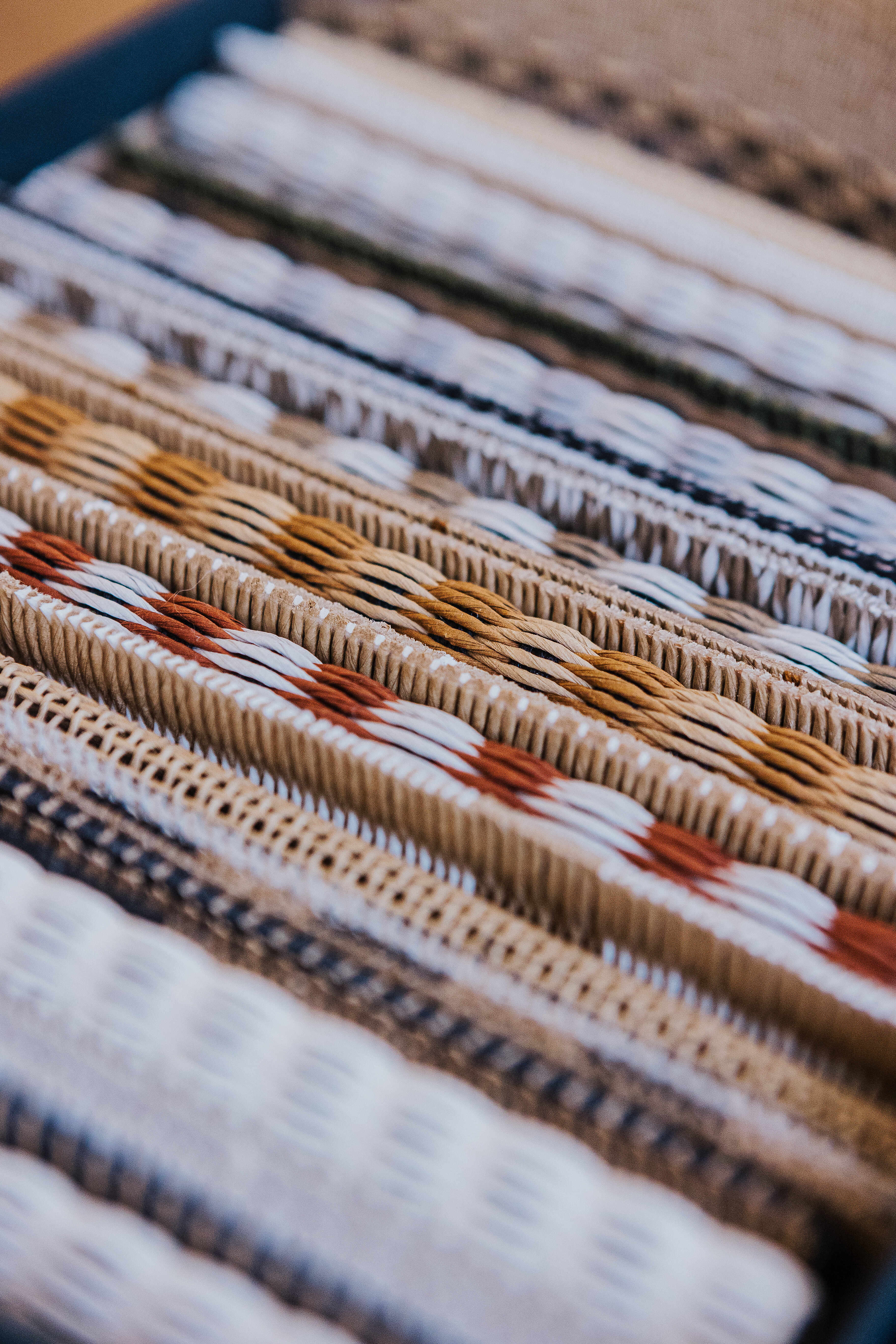 Detailaufnahme verschieden geflochtener Outdoor-Materialien in Natur- und Erdtönen