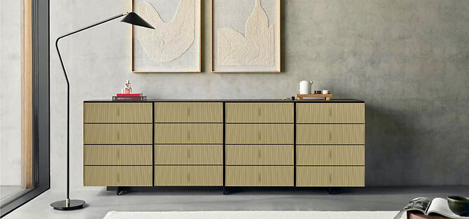 Großes Sideboard mit grifflosen Schubladen und strukturierter Front