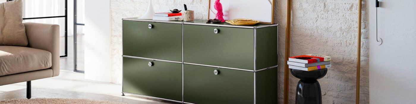 USM Haller Sideboard in Olivgrün mit vier Klappen, dekoriert mit Leuchten und Büchern