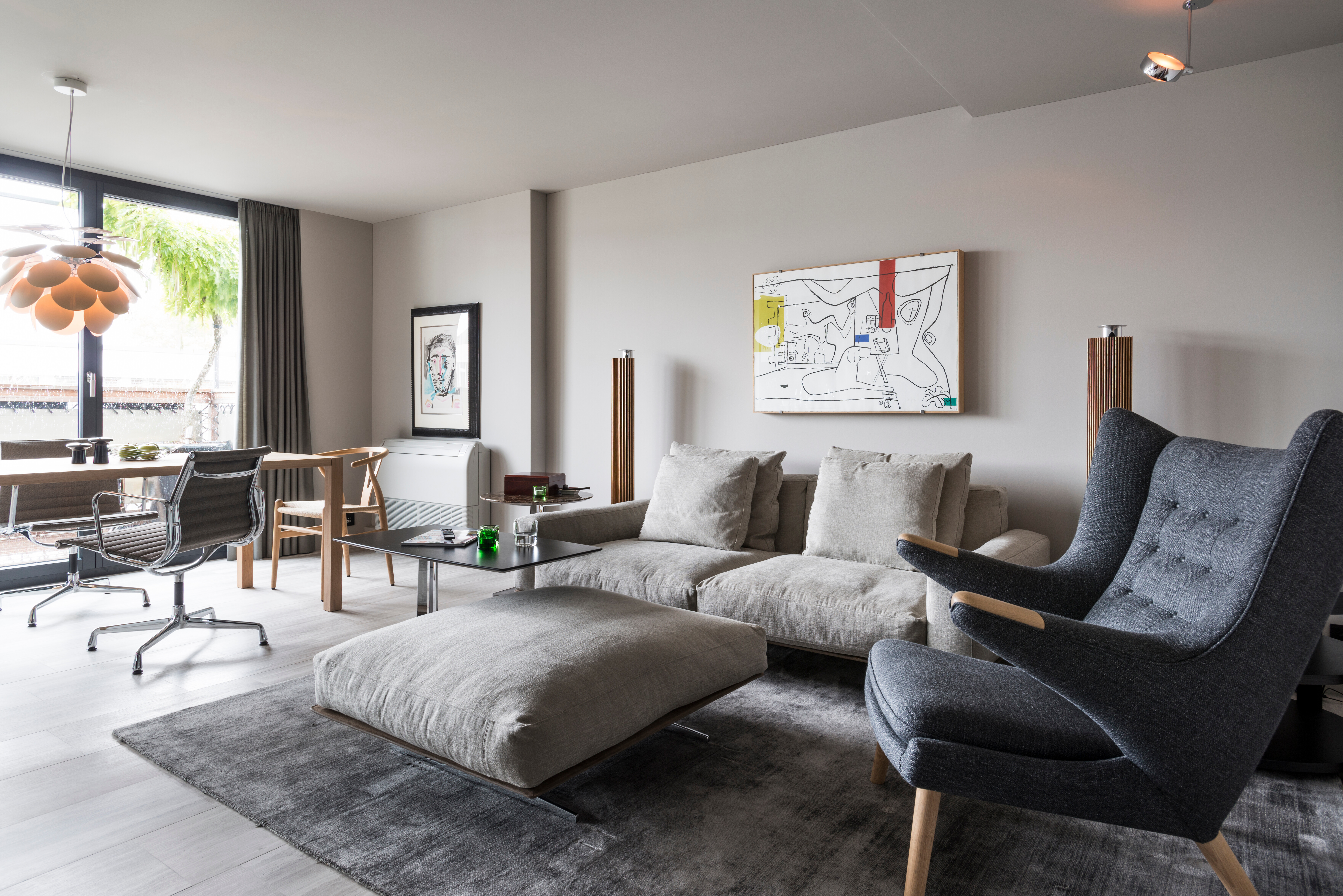 Sessel „Teddy Bear Chair“ in limitierter Auflage von Hans J. Wegner von PP Mobler, Sofa und Hocker Soft Dream von Flexform, Beistelltisch Fly von Flexform, Teppich Evolution von Miinu.