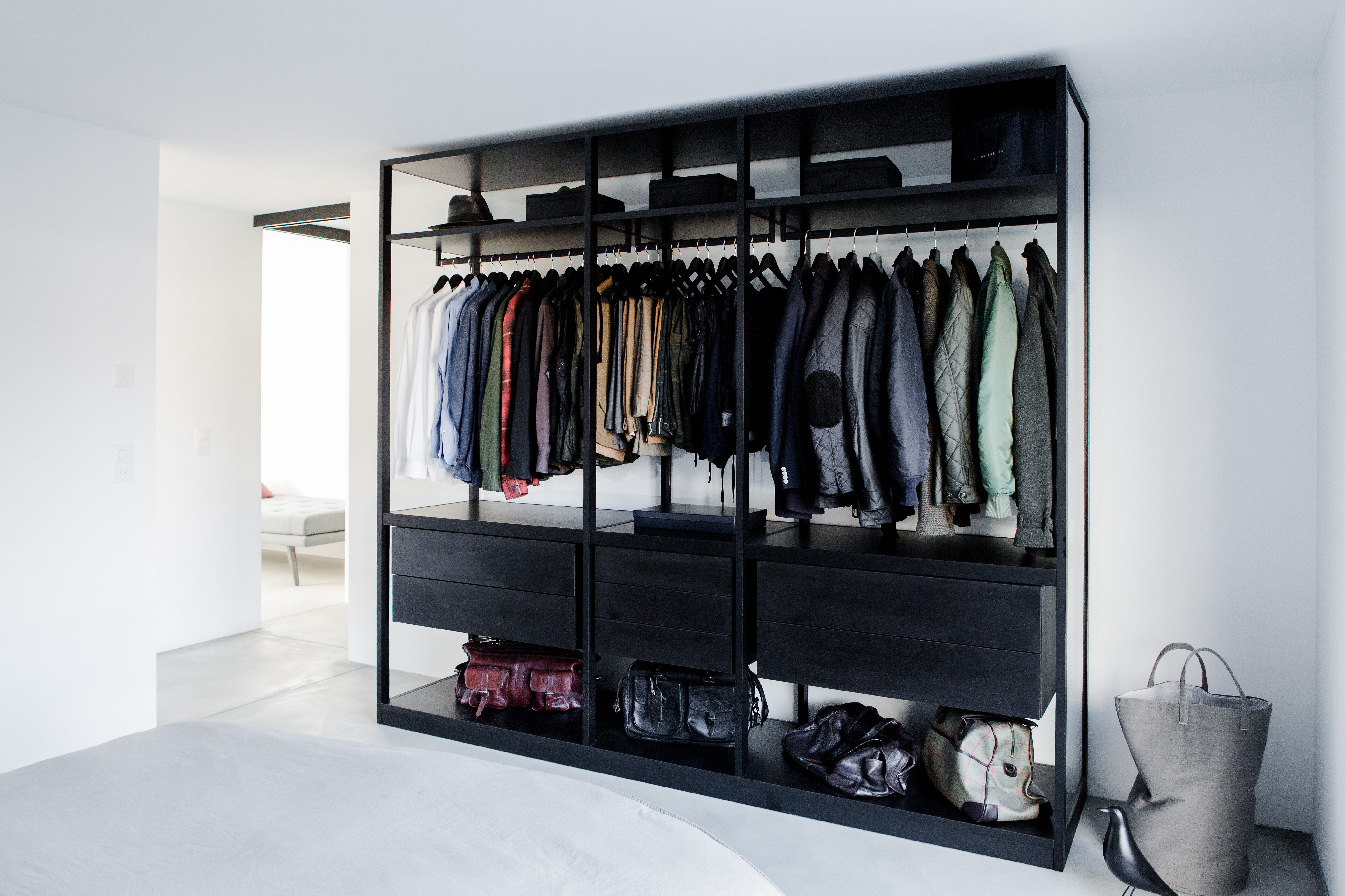 Mit dem Kleiderschrank Storage Air von Porro hat man seine Lieblingsstücke jederzeit im Blick.