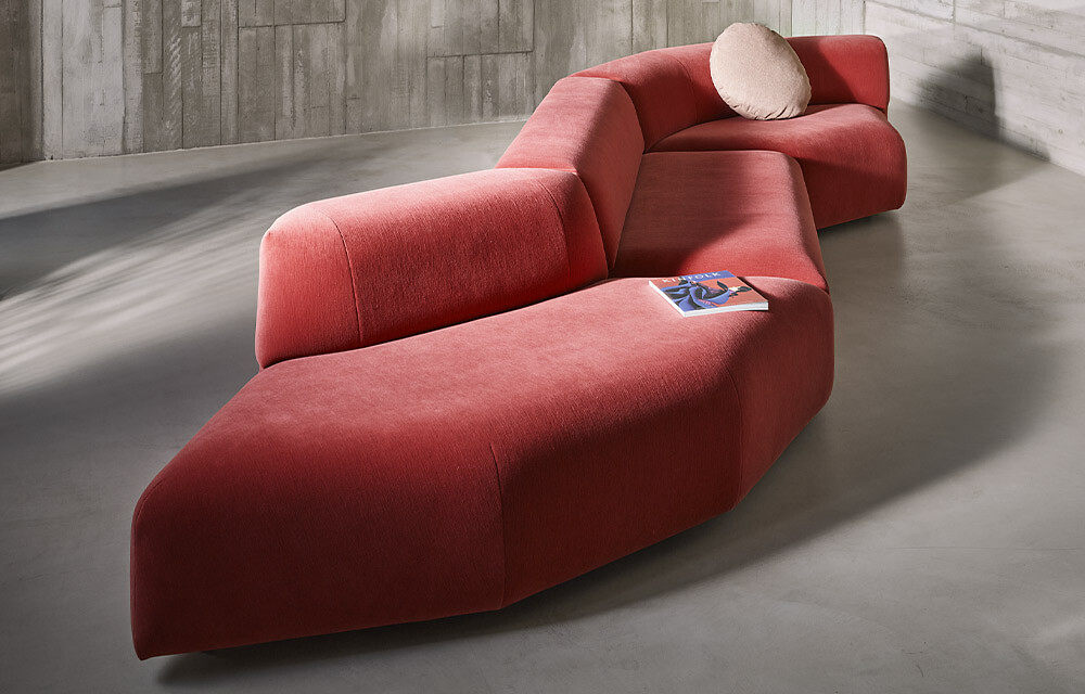 langes Rotes Sofa mit weicher Wellenform