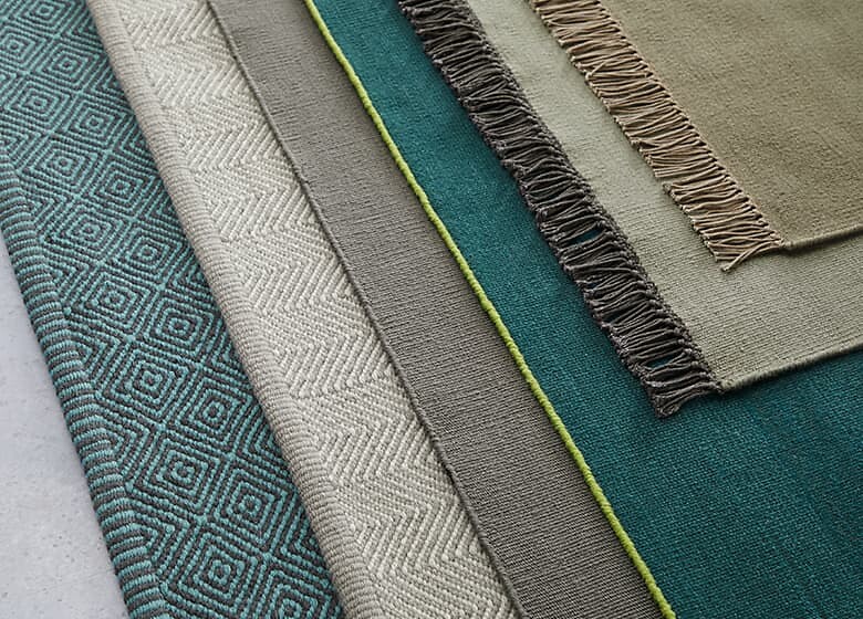 Teppichmuster in geometrischen und schlichten Designs, farblich fein abgestimmt