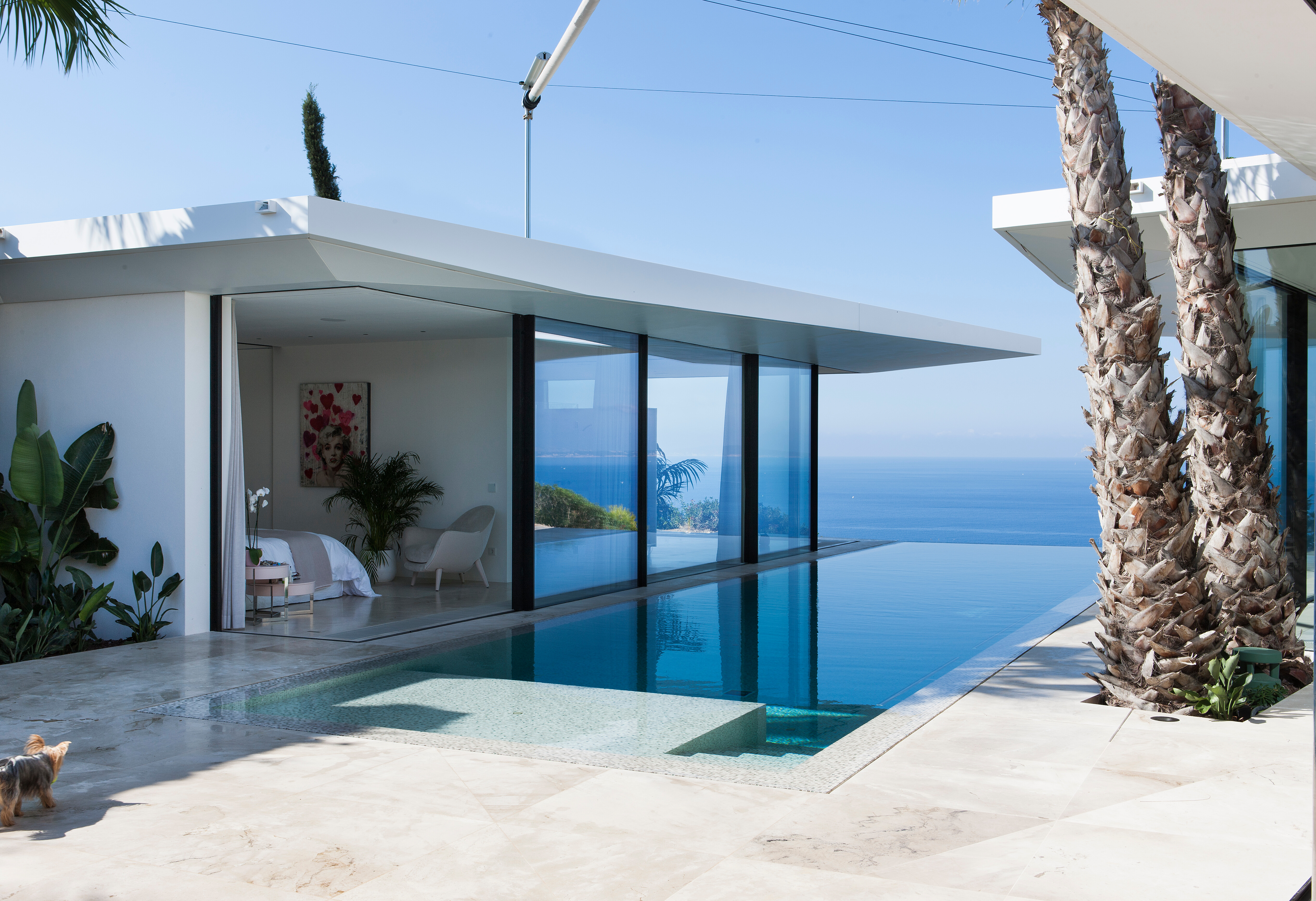 Die Immobilie unserer Kunden auf Mallorca ist ein wahrer Traum. Die Glasfronten zum Innenhof lassen sich komplett öffnen. Um ein harmonisches Bild zu schaffen sind Innen- und Außenbereich perfekt aufeinander abgestimmt. Es überzeugt die helle Farbwahl. Zu