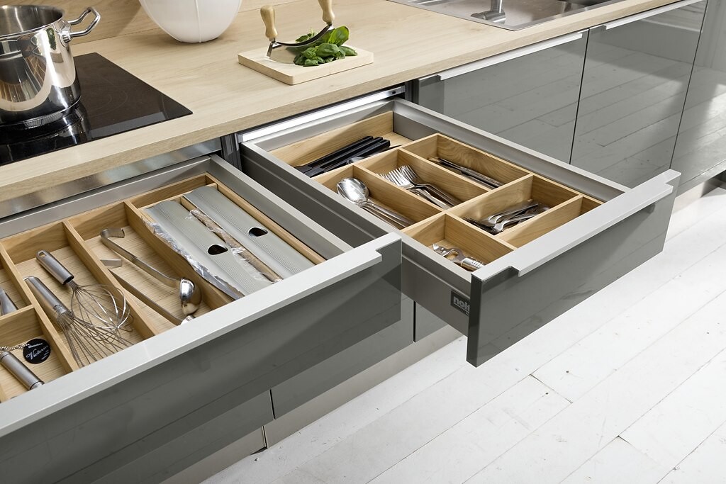 Offene Nolte Küchenschublade mit sortiertem Besteck und Kochutensilien