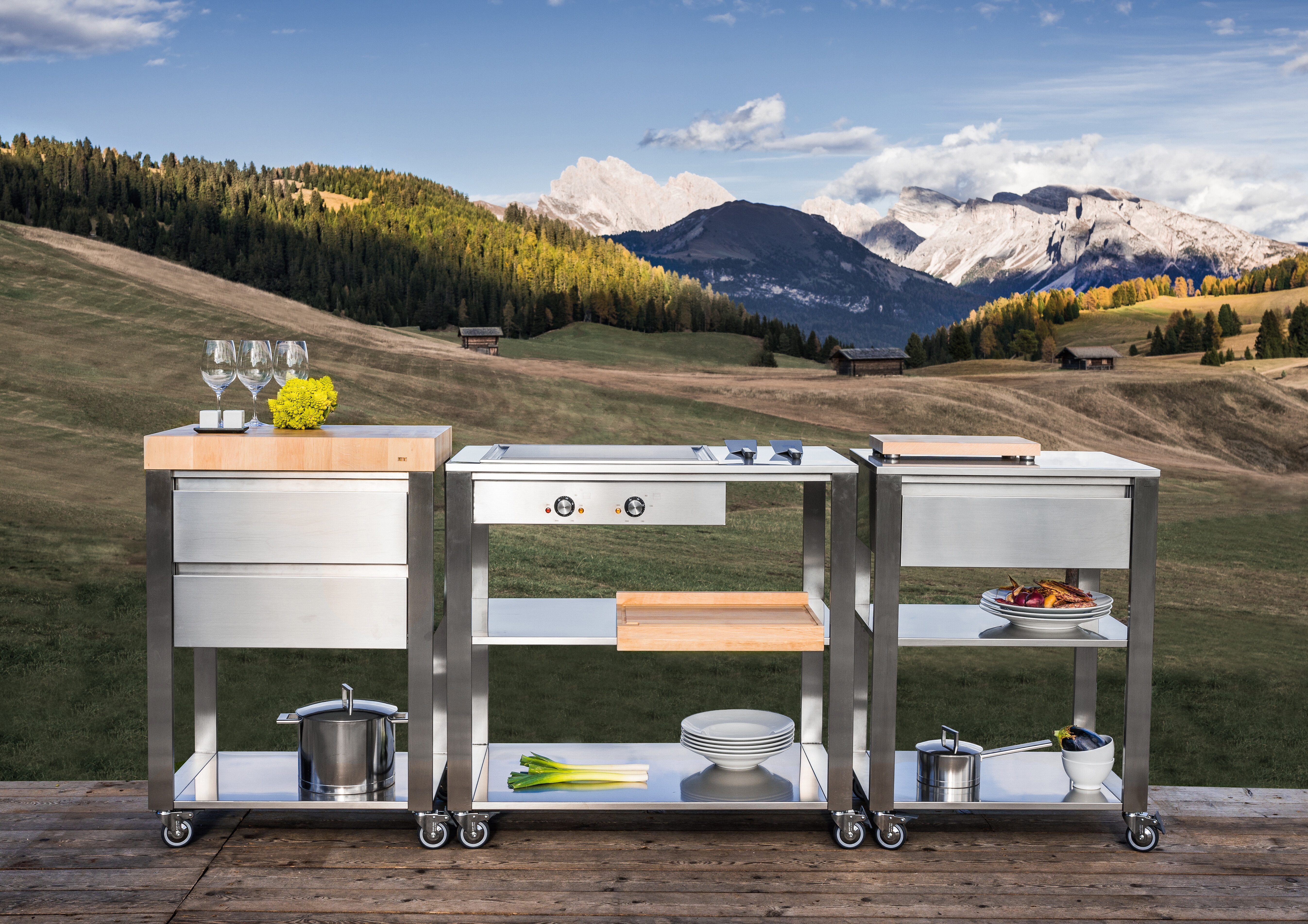 Outdoor-Kochstation aus Edelstahl mit Schneidebrett, Grill und Ablagefächern