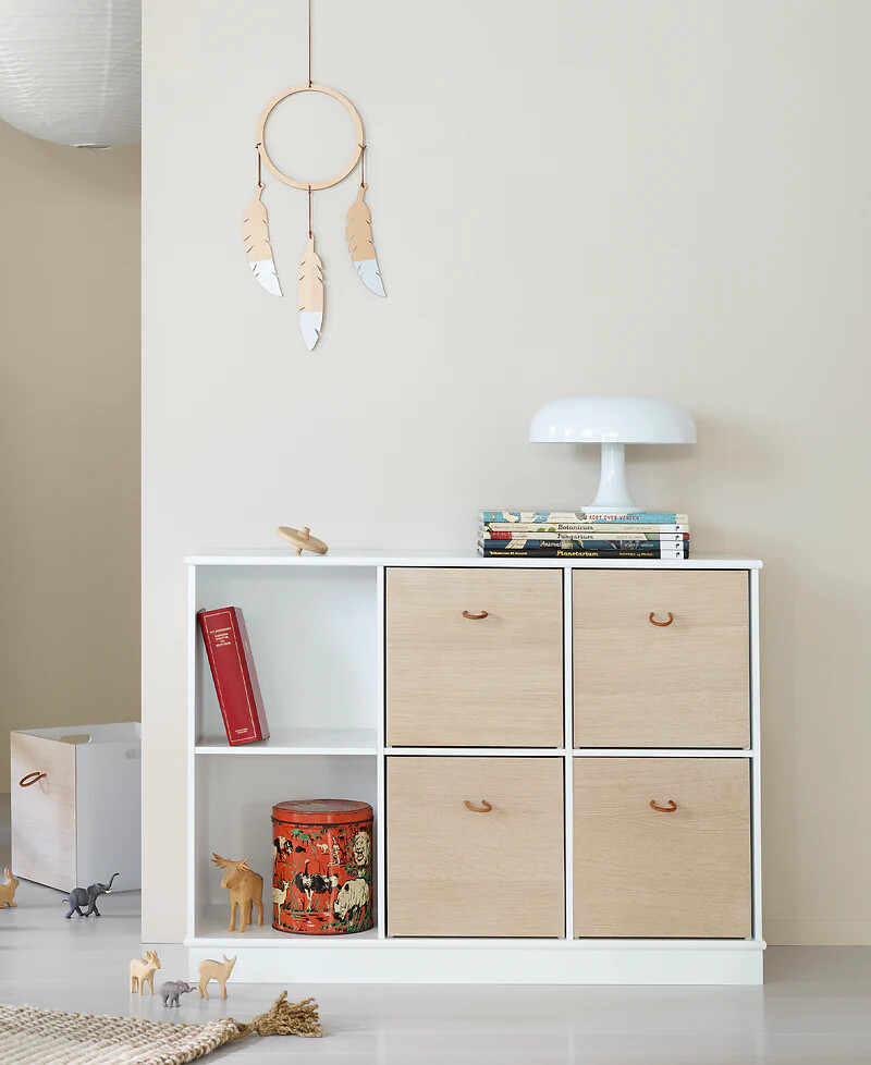 Halboffenes Regal mit sechs Fächern in Weiß und Holzoptik, dekoriert mit Spielzeug und Büchern  