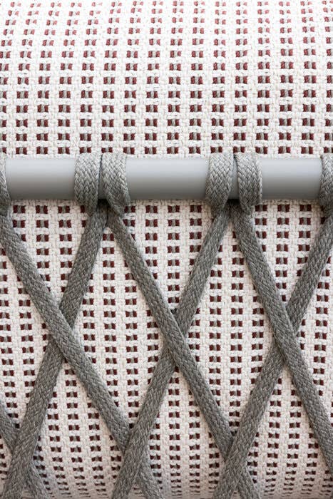 Detailaufnahme des Sofas Erica von B&B Italia: geflochtenes Gestell und textiler Rückenbezug  