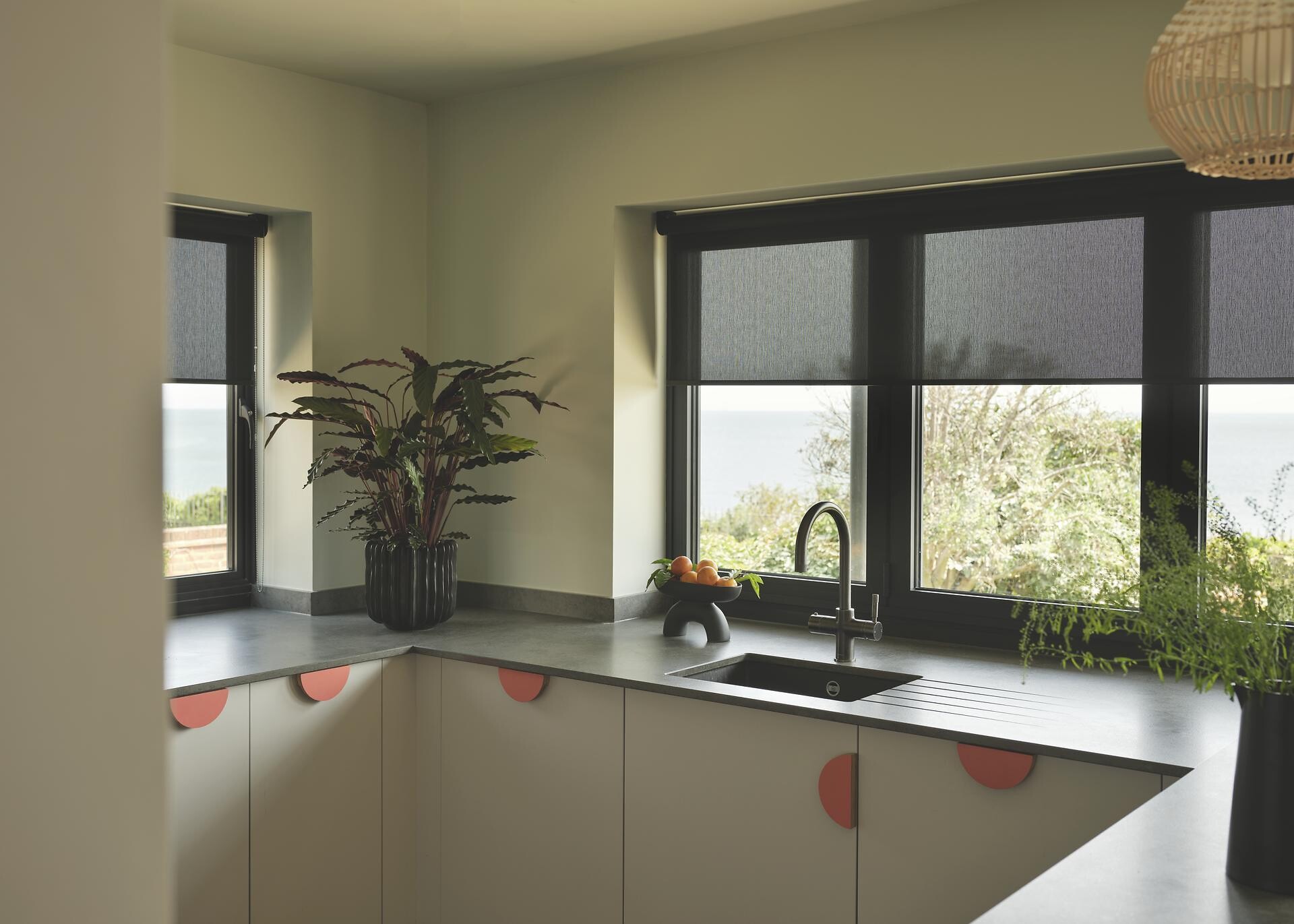 Dunkle Rollos im Küchenbereich mit Blick auf Landschaft