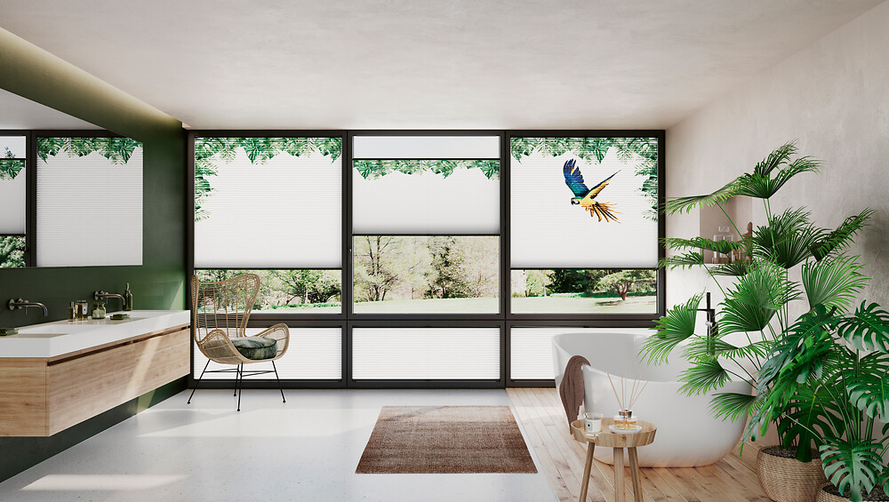 Fensterplissees mit Naturmotiv im Bad mit freistehender Wanne