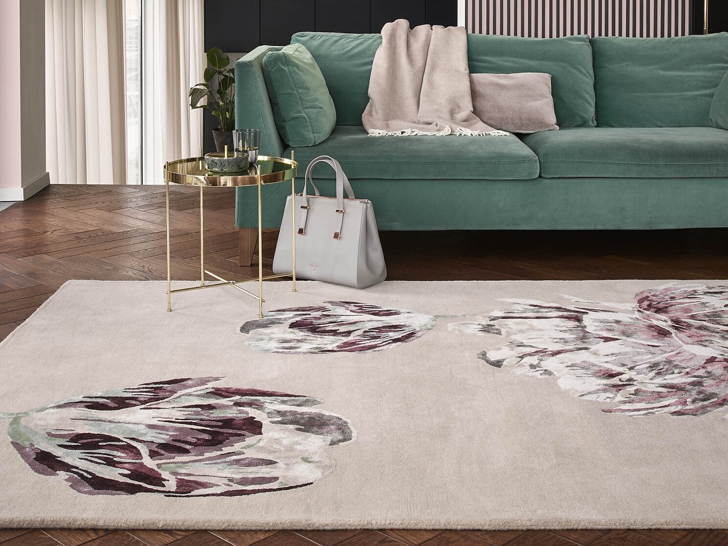 Beiger Teppich mit violettem floralen Motiv in modernem Wohnambiente  