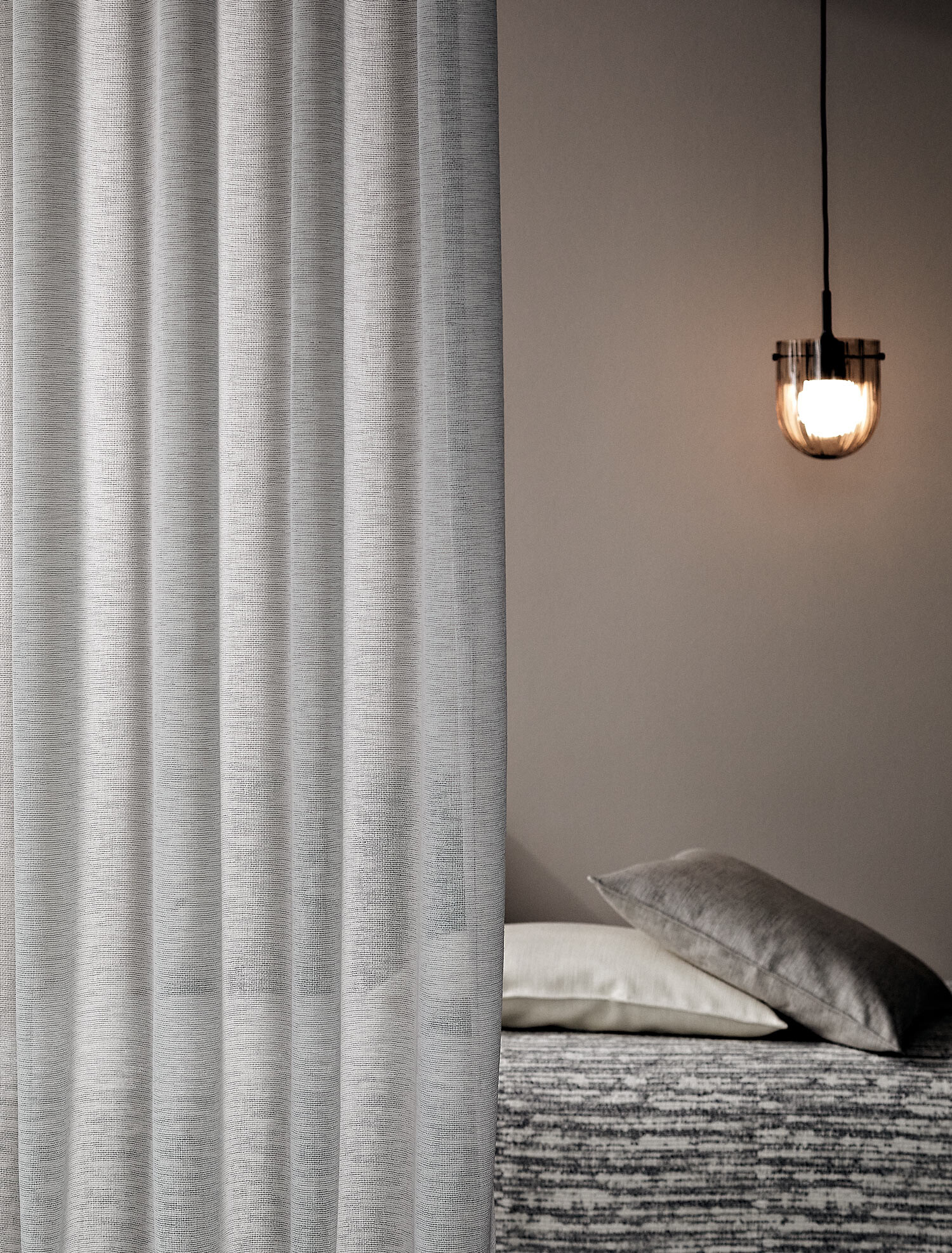 Blick auf Leinenvorhang in Hellgrau mit Schlafbereich im Hintergrund