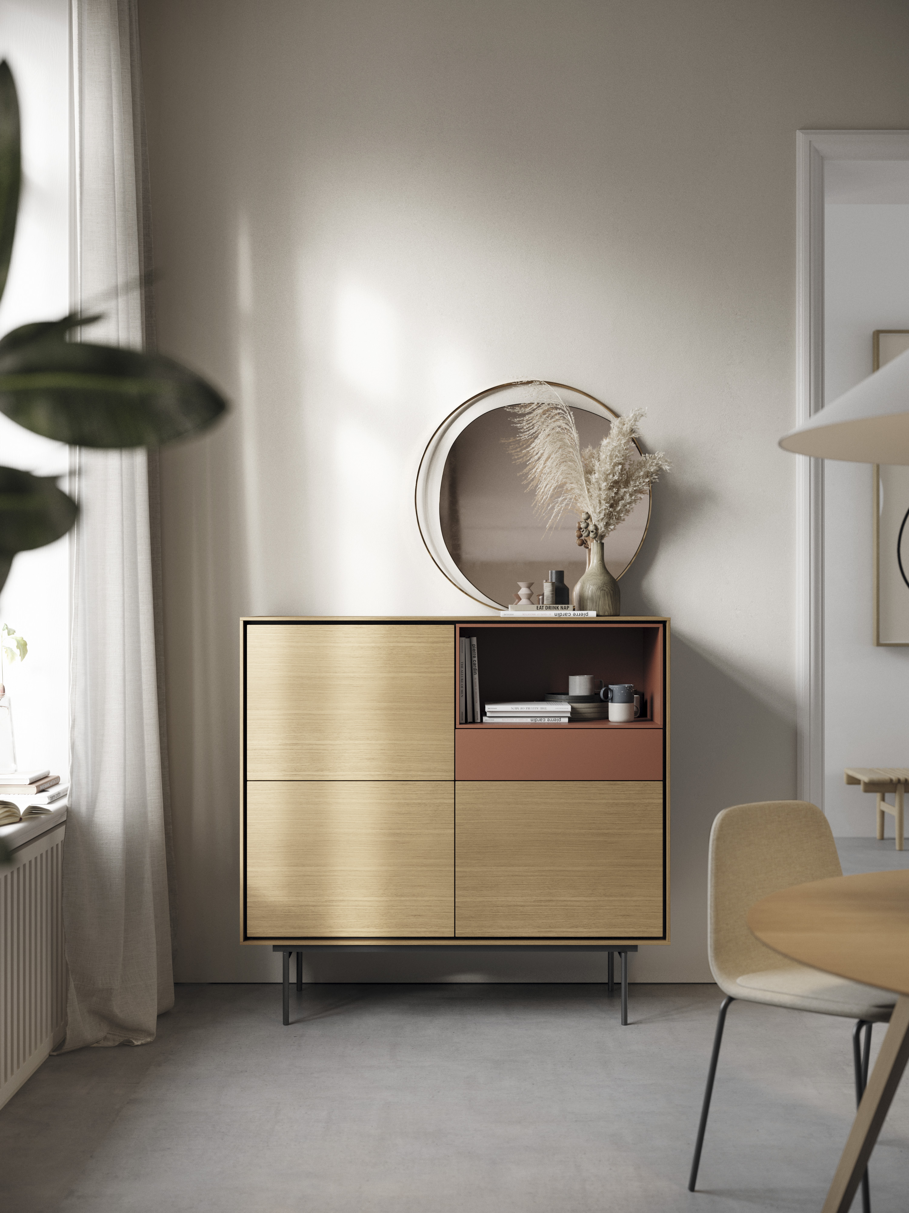 Kommode mit offenen Elementen und schmalem Sideboard in warmem Holzton und Rostrot  