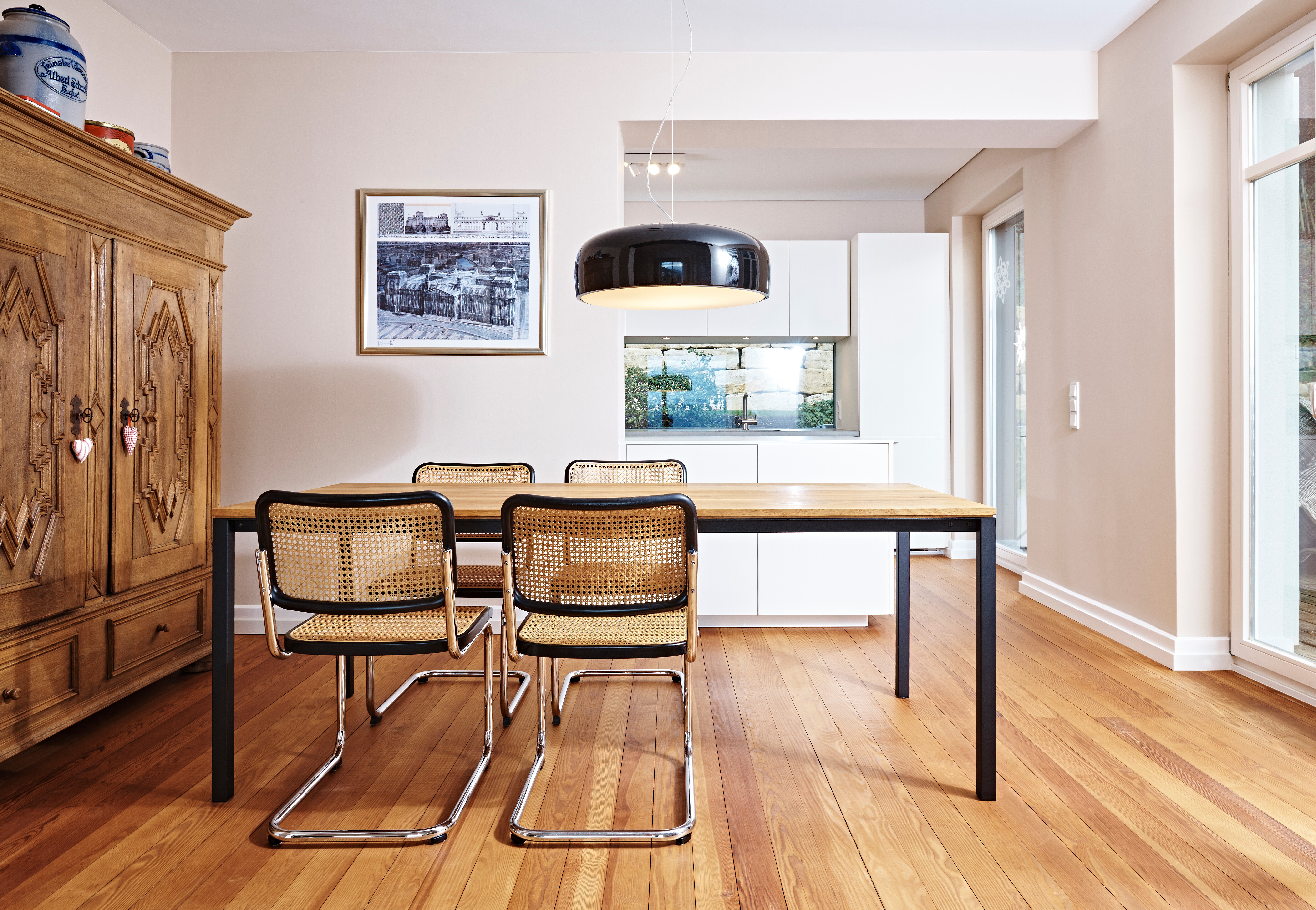 Ein schönes Ensemble bilden der Esstisch S 600, mit massiver Eicheplatte, und die Freischwinger-Stühle S32 von Thonet.