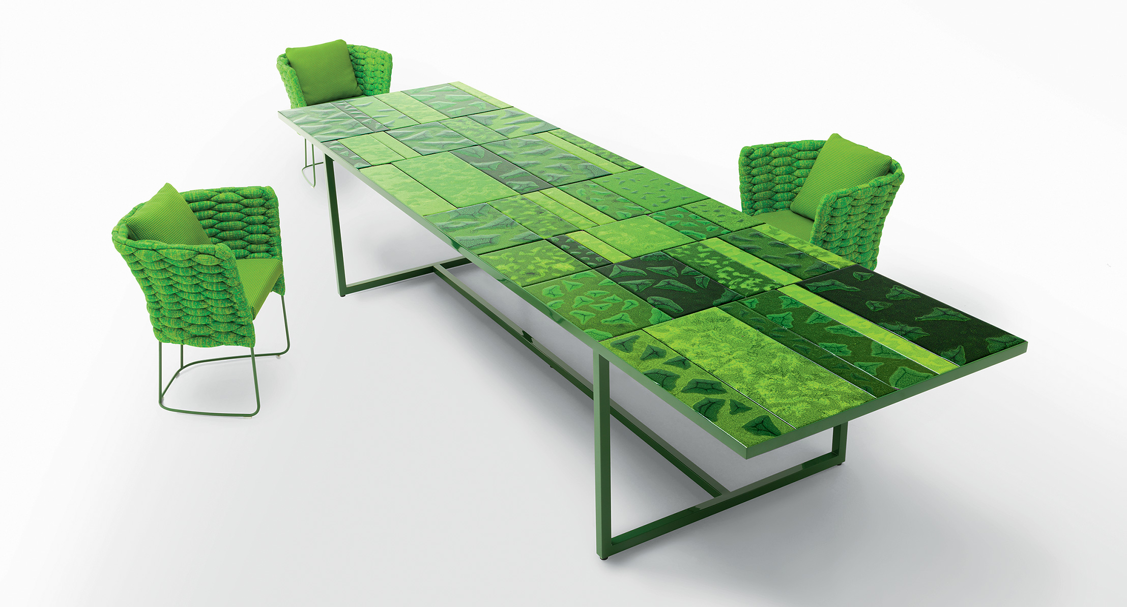 Langer Esstisch Sciara von Paola Lenti mit grünem Mosaik und drei passenden Sesseln  