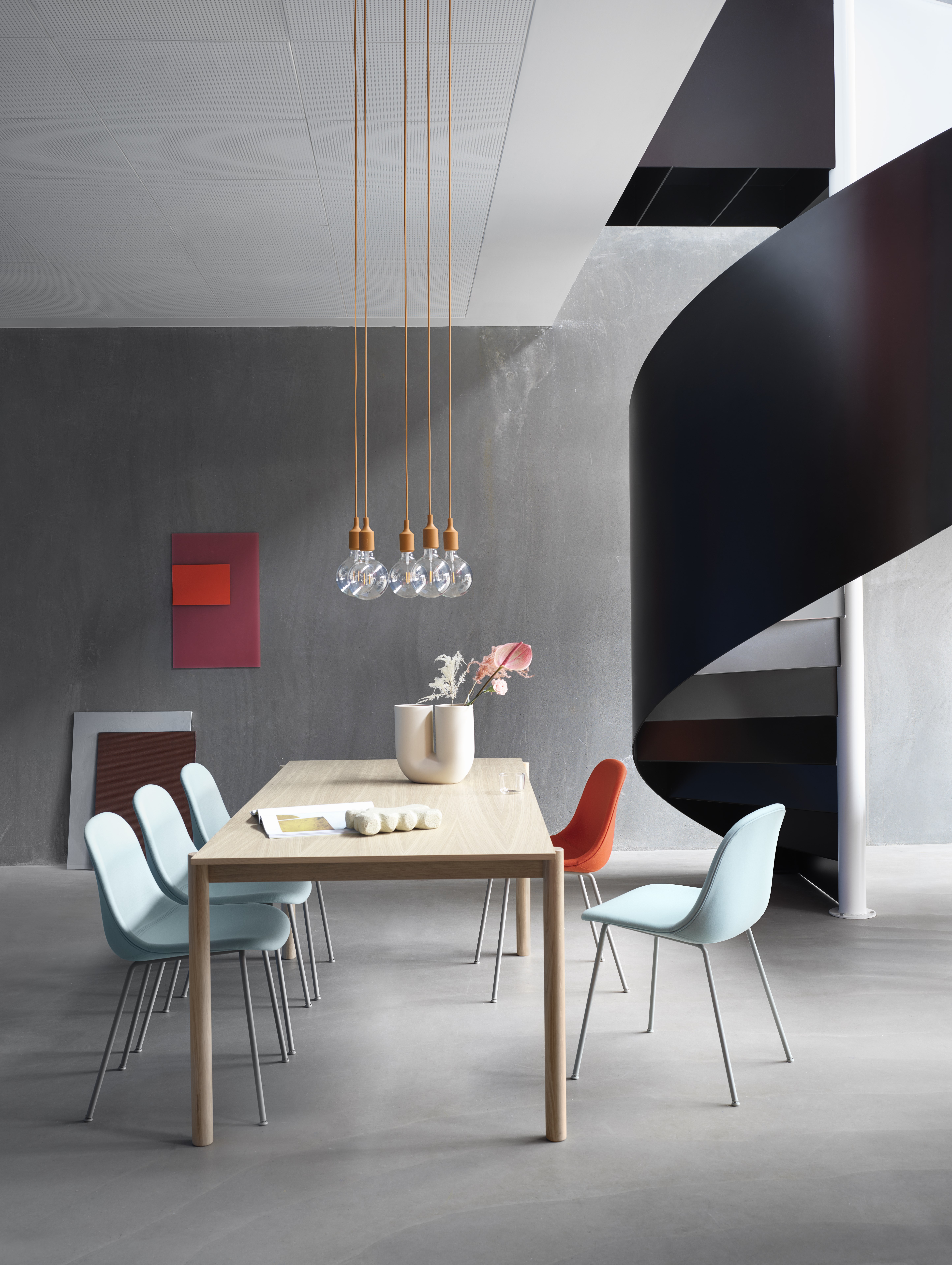 Essbereich mit Muuto Fiber Side Chairs, Linear Wood Table und E27 Pendelleuchten  