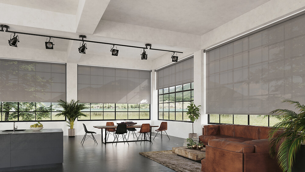 Großzügiger Essbereich mit grauen Rollos vor hohen Fenstern