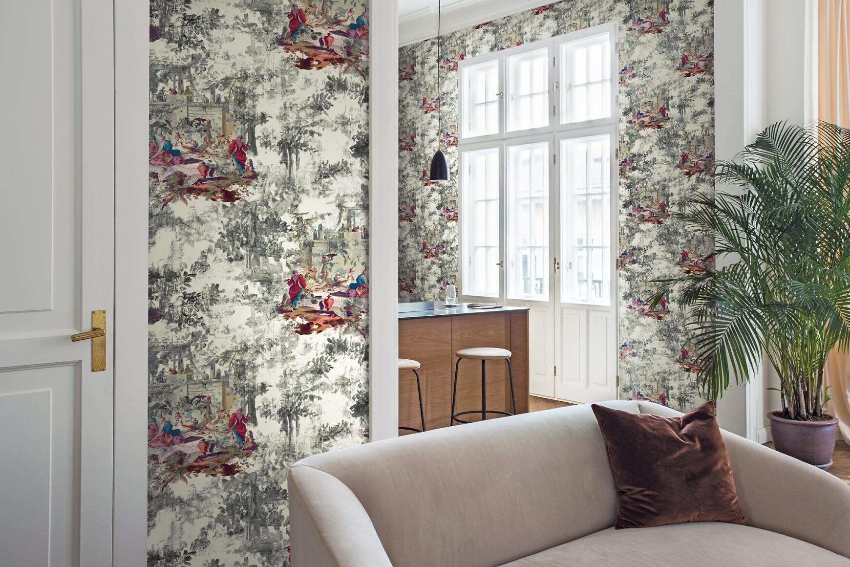 Raum mit floraler Tapete in Creme und Rot, samt Sofa, Fensterfront und Küchenbereich