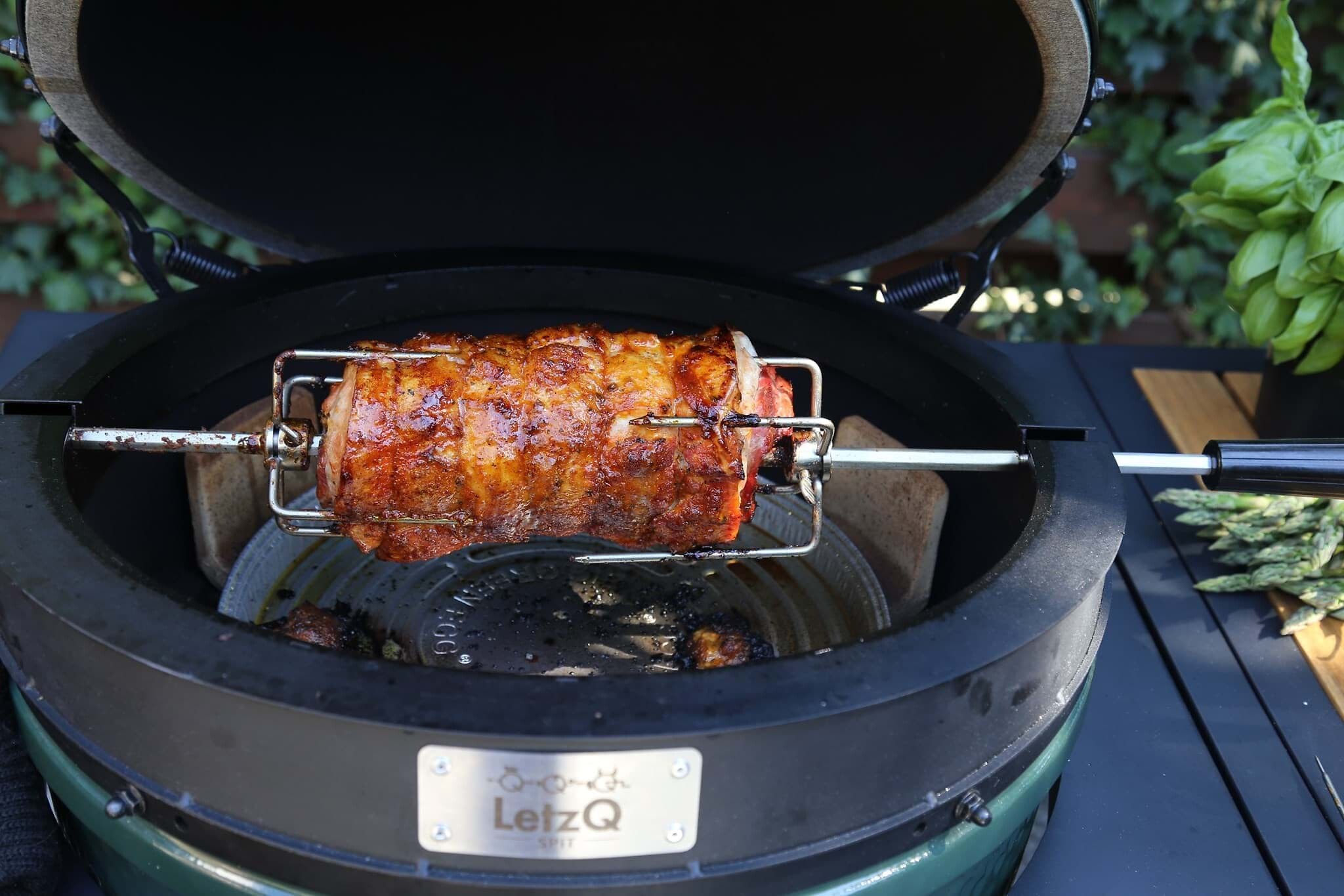 Rotisserie-Einsatz LetzQ im Big Green Egg Grill mit saftigem Braten auf Drehspieß in Garung  