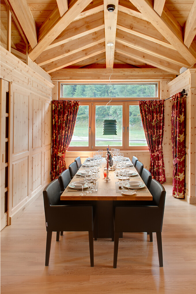 Bis zu acht Personen finden an der Tafel Platz.