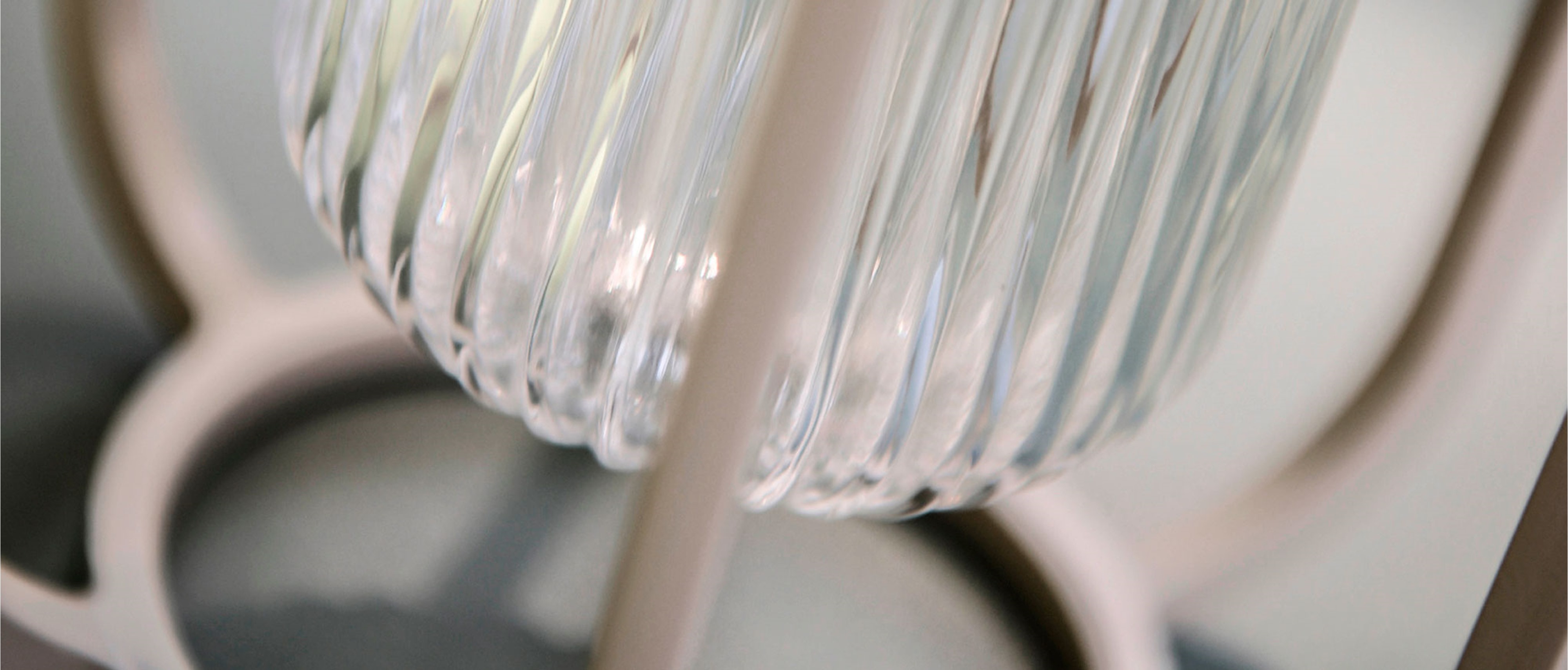 Detailansicht der Solarleuchte Light No1 von Houe: geriffeltes Glas trifft auf pudrige Struktur.