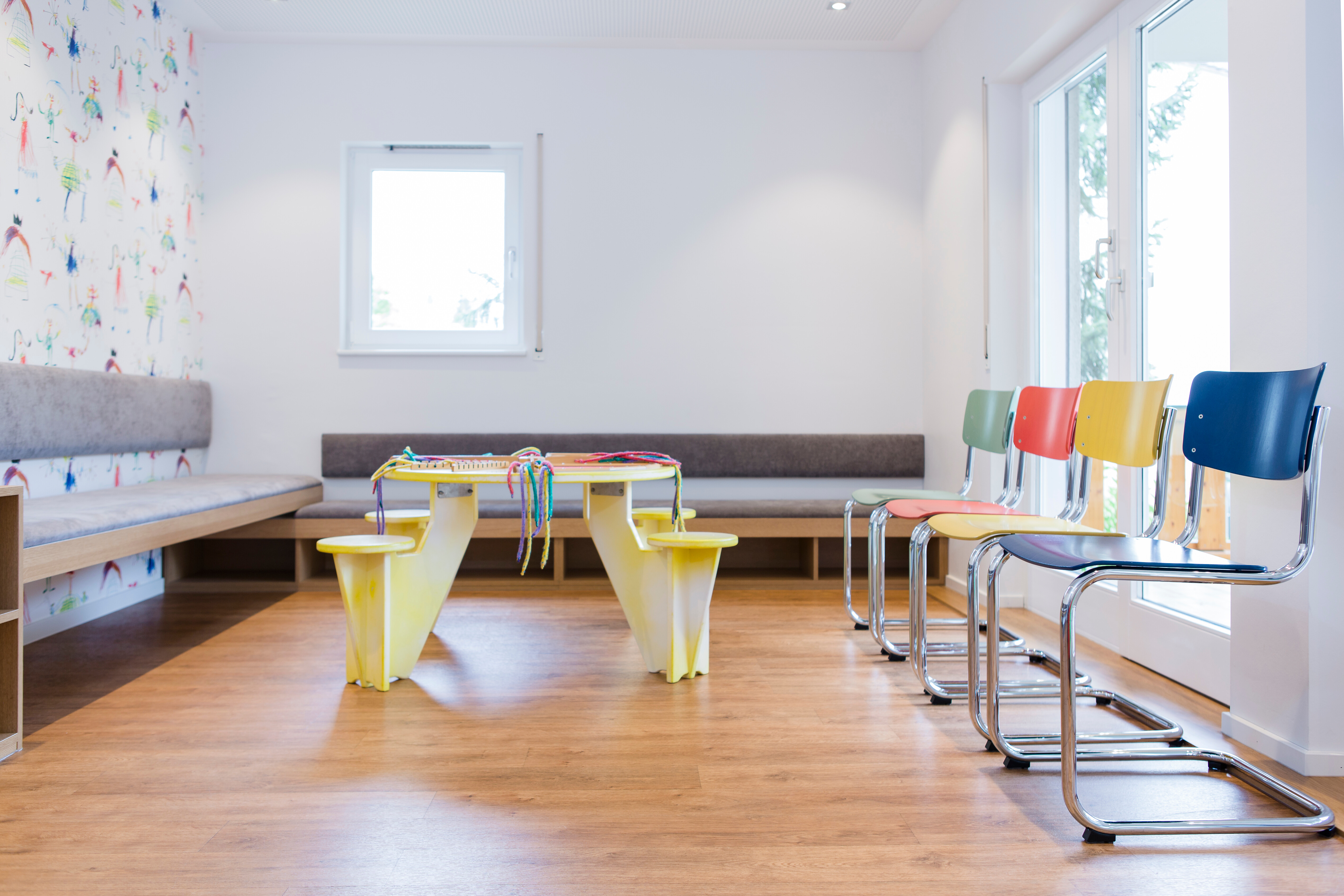 Die S 43 Stühle von Thonet im Wartebereich sind bereits der erste Hinweis auf das 4-Farben-Konzept.