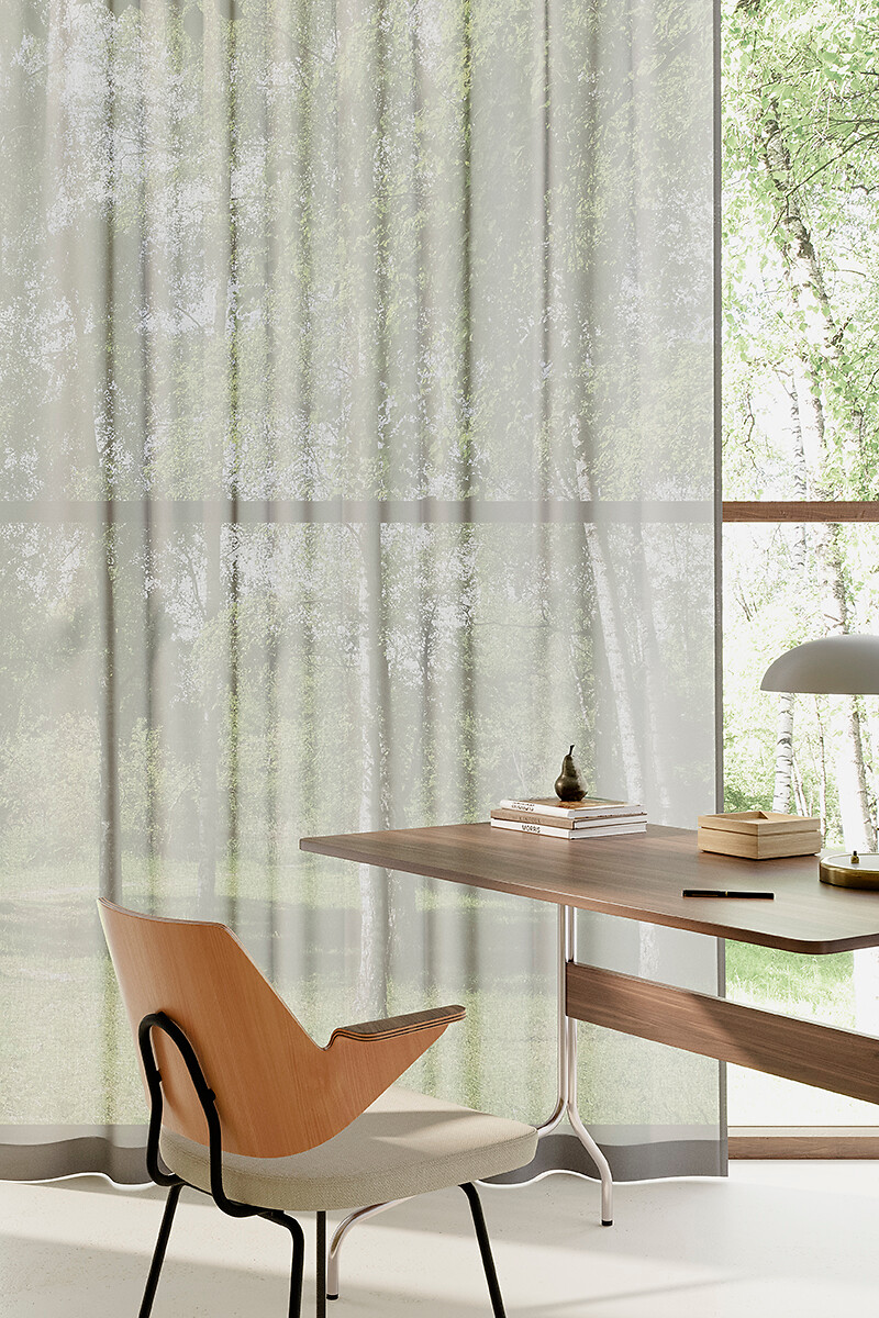 Fein strukturierter transparenter Vorhang an Fensterfront mit Blick ins Grüne