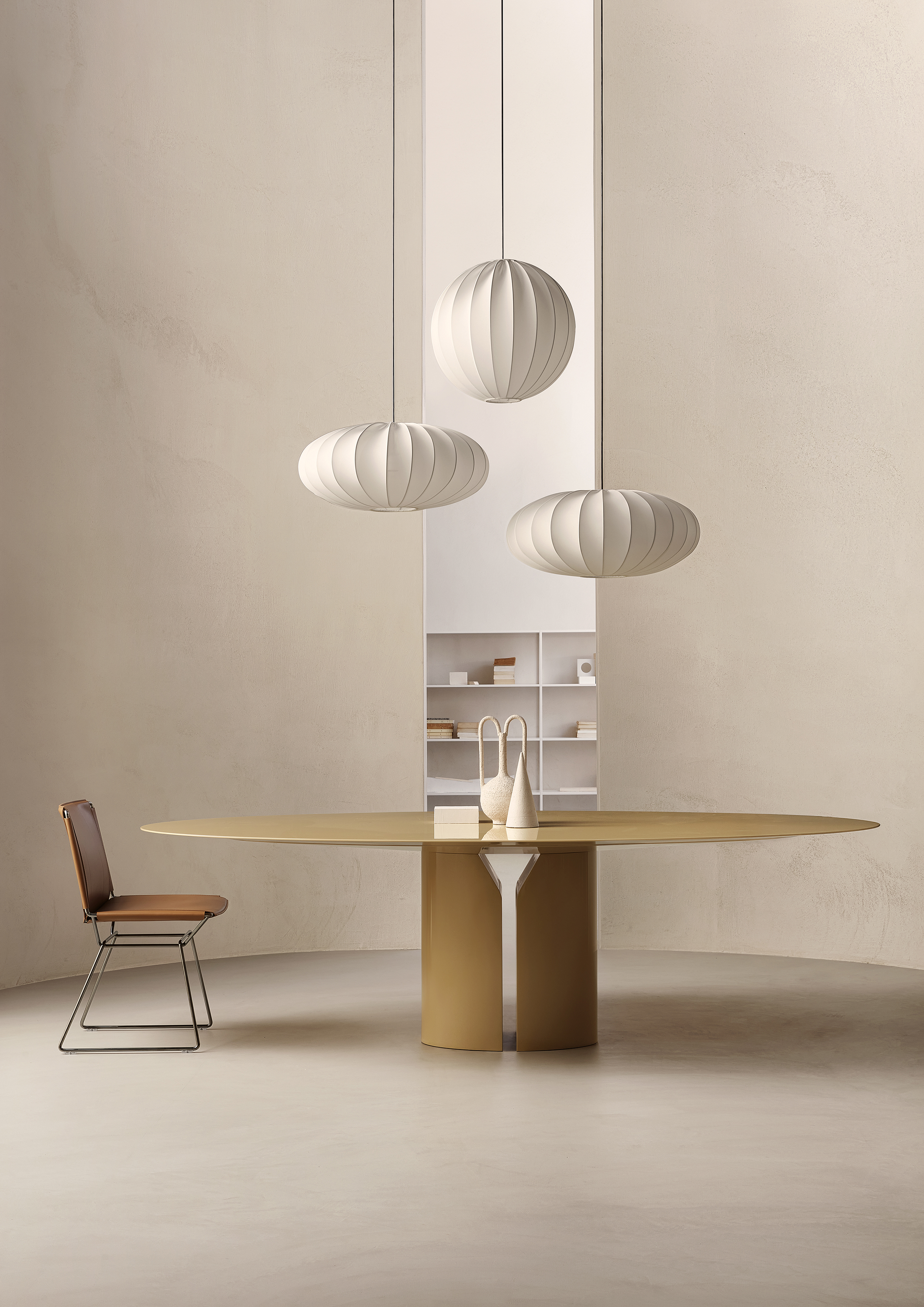 Ovaler MDF Italia Tisch mit drei runden Leuchten über einer skulpturalen Basis  