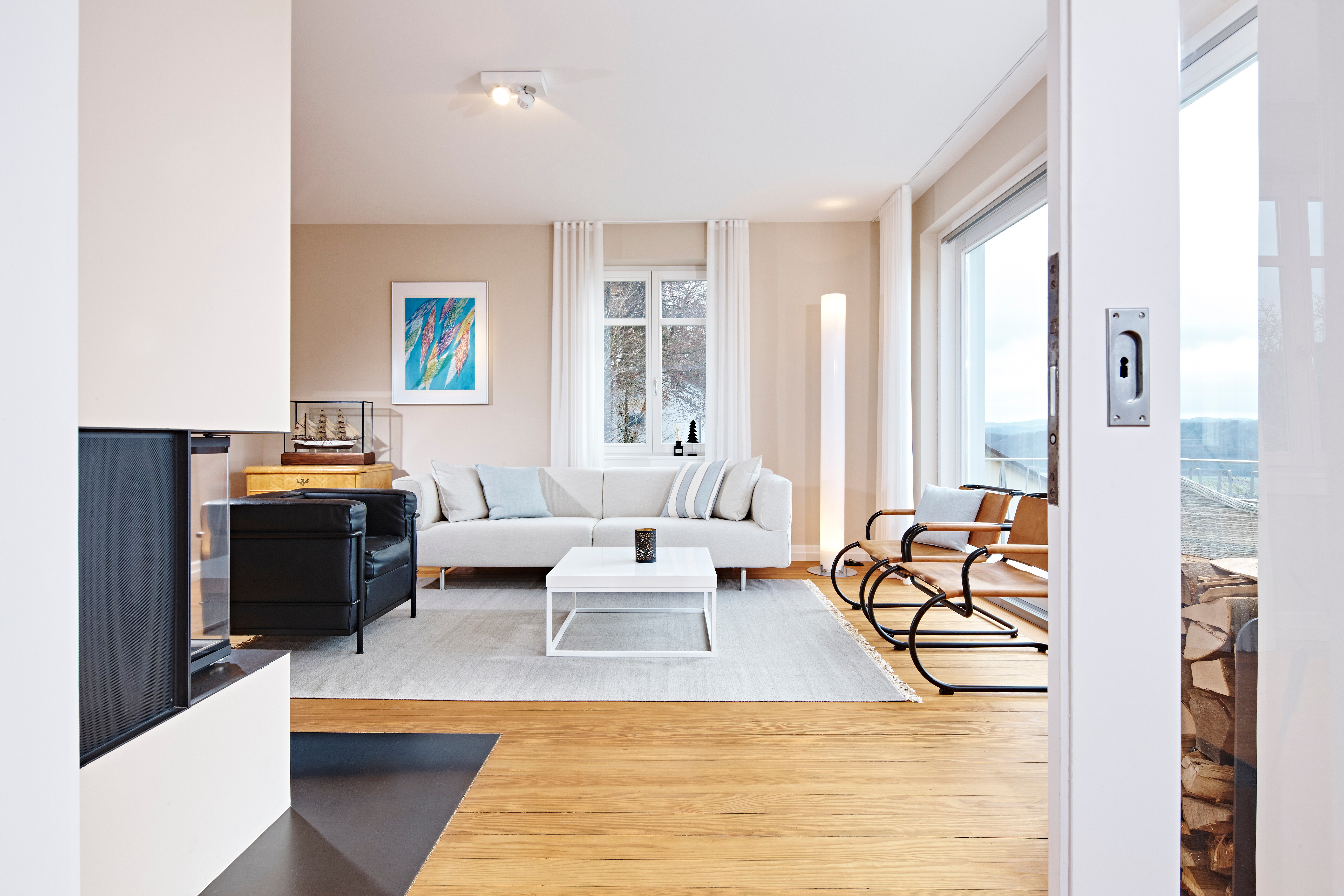 Mit viel Liebe zum Detail wurde diese Altbauwohnung von Seipp Wohnen stimmungsvoll eingerichtet. Nun verbreiten die Räume maritimen Charme – mit ausgesuchten Möbeln, Textilien, Leuchten und Wohnen mit Charme.