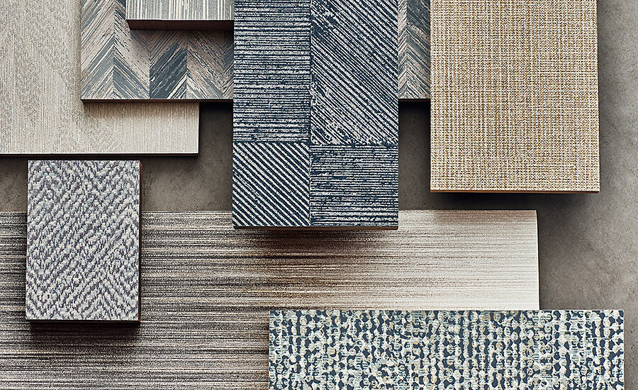 Geordnete Tapetenproben in gedeckten Naturtönen mit grafischer Oberflächenstruktur